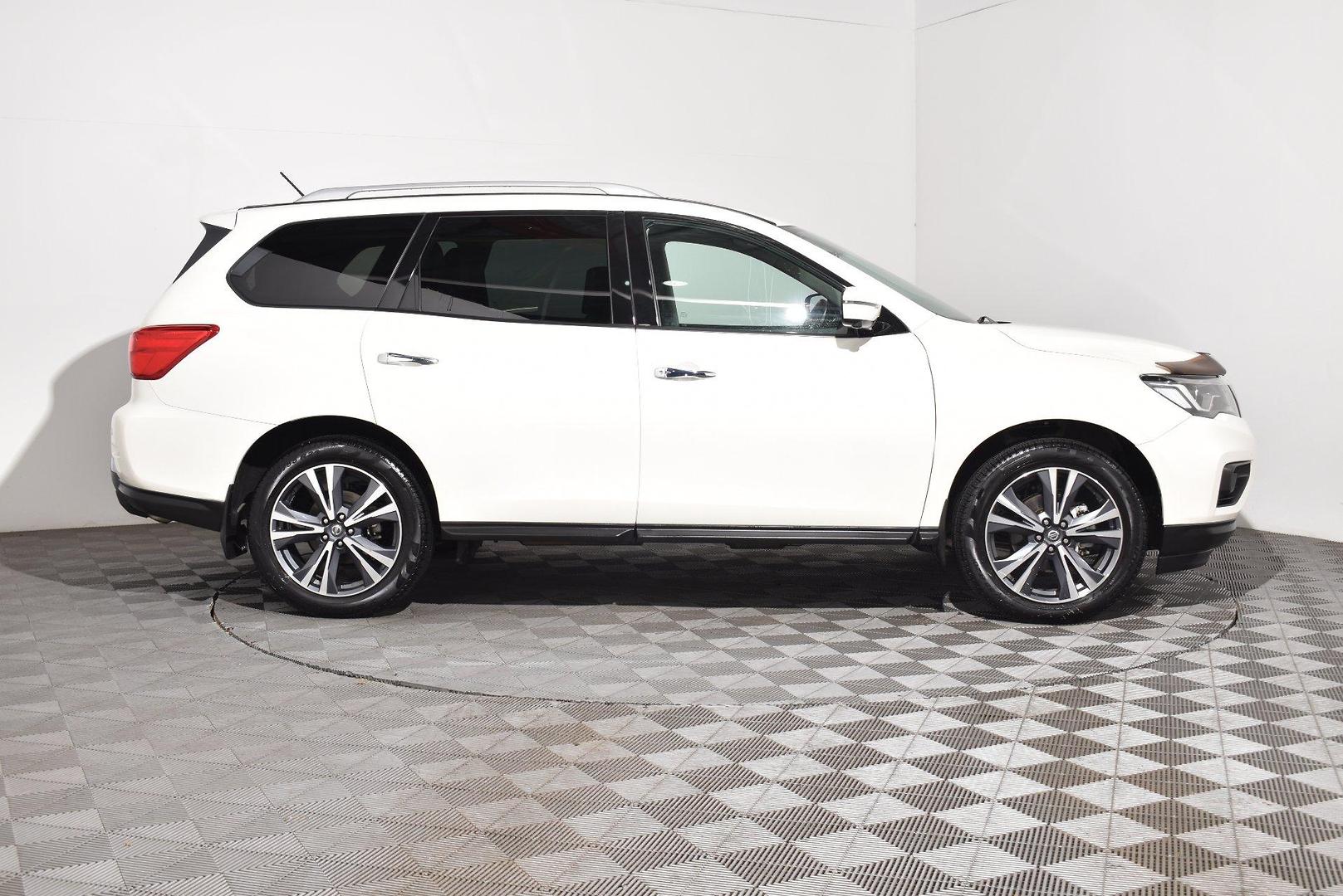 2020 Nissan Pathfinder Ti — photo 10