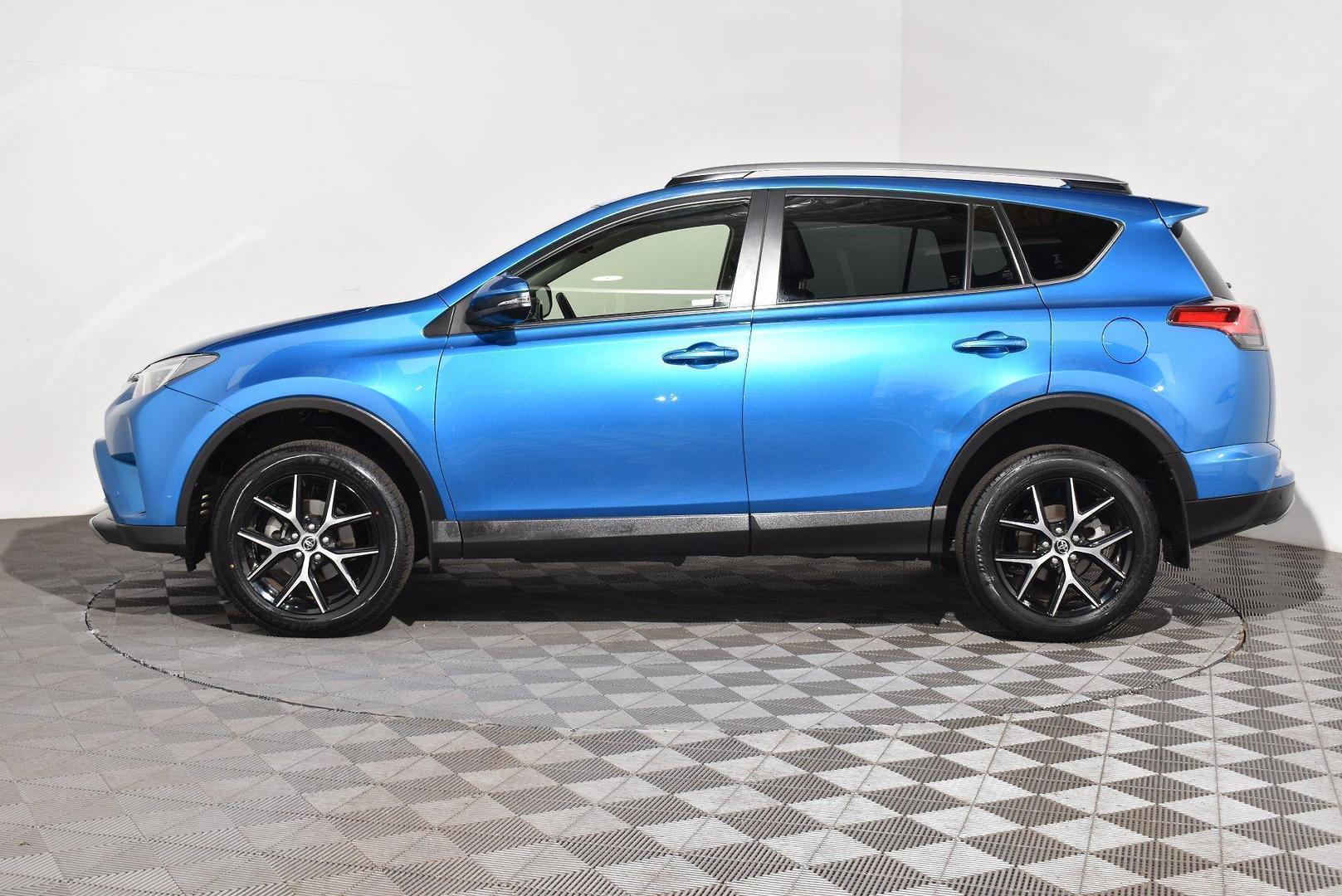 2018 Toyota RAV4 GXL — photo 10