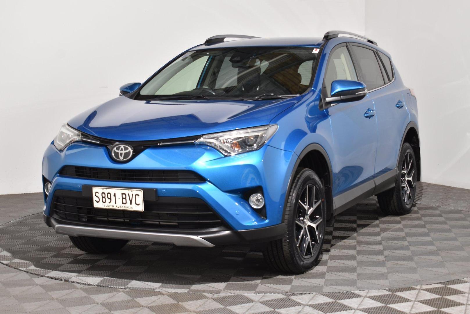 2018 Toyota RAV4 GXL — photo 12
