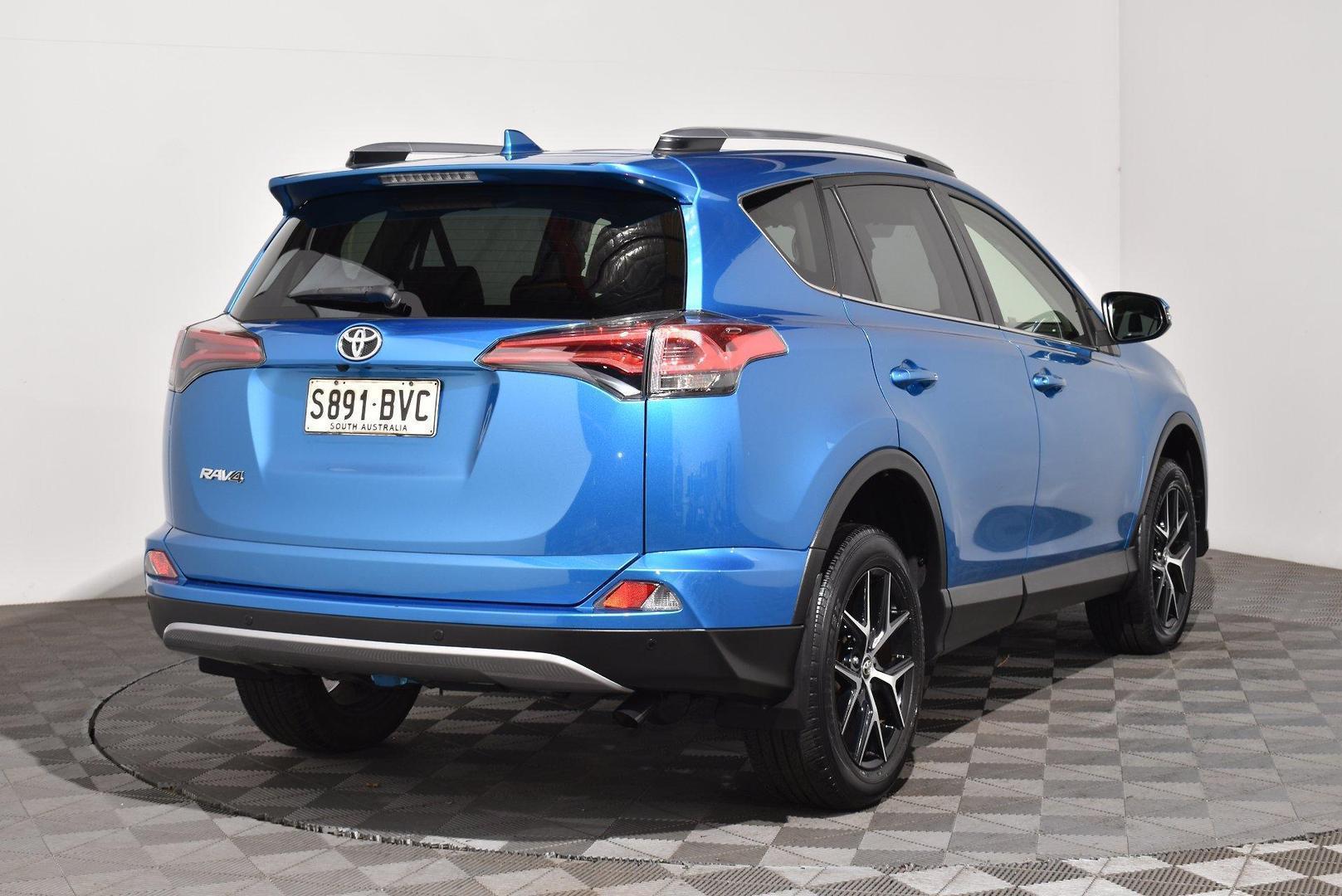 2018 Toyota RAV4 GXL — photo 13