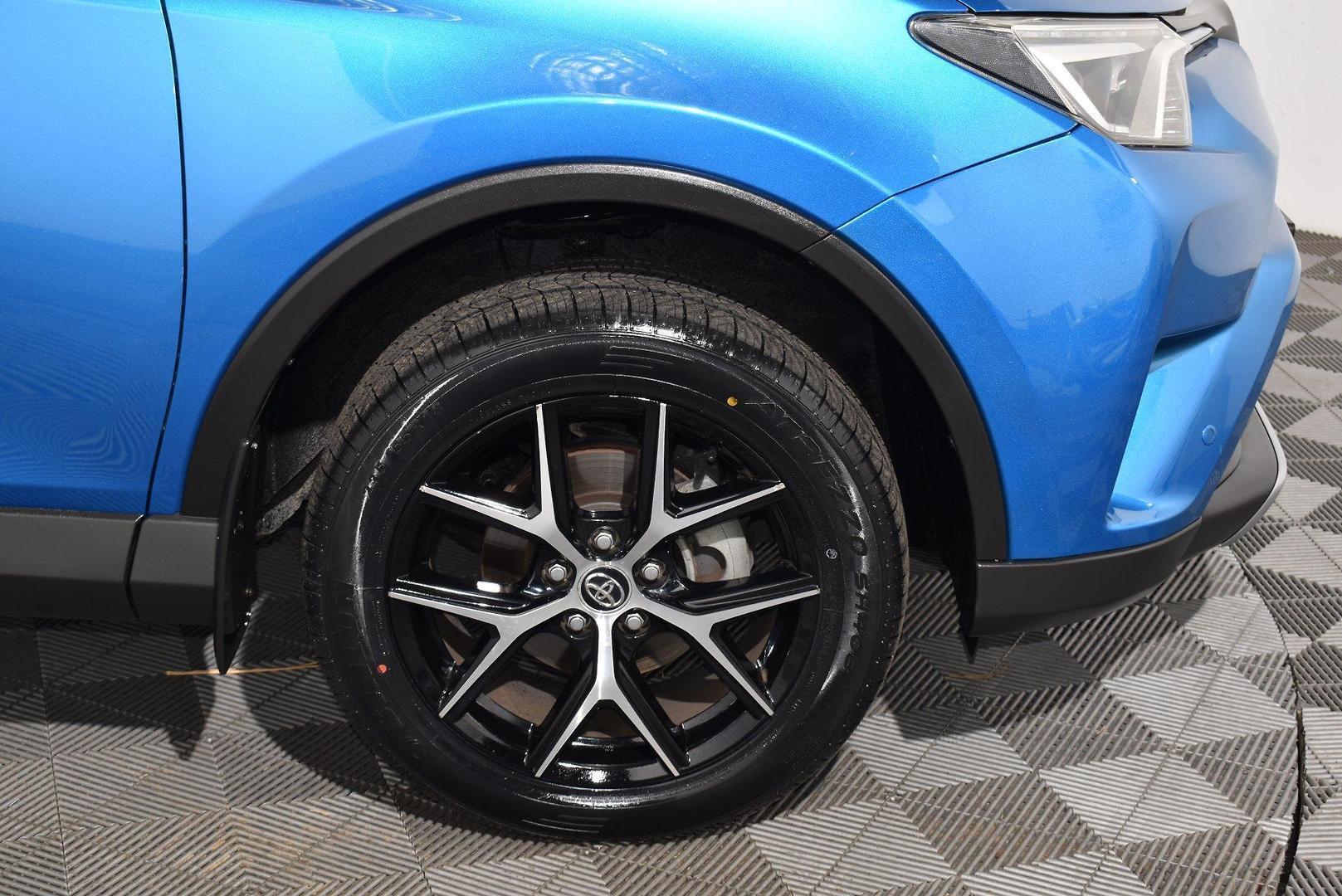 2018 Toyota RAV4 GXL — photo 16