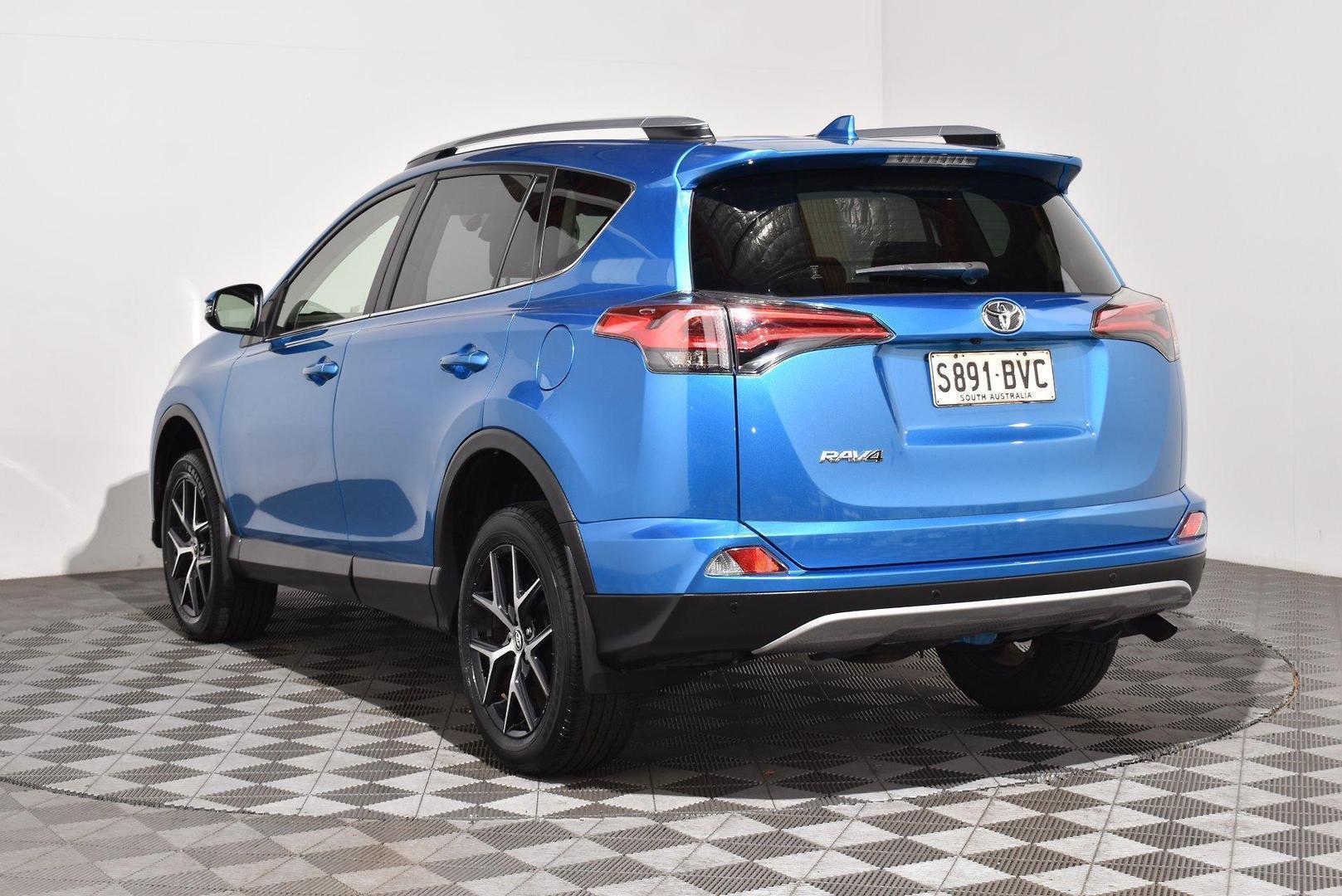2018 Toyota RAV4 GXL — photo 2