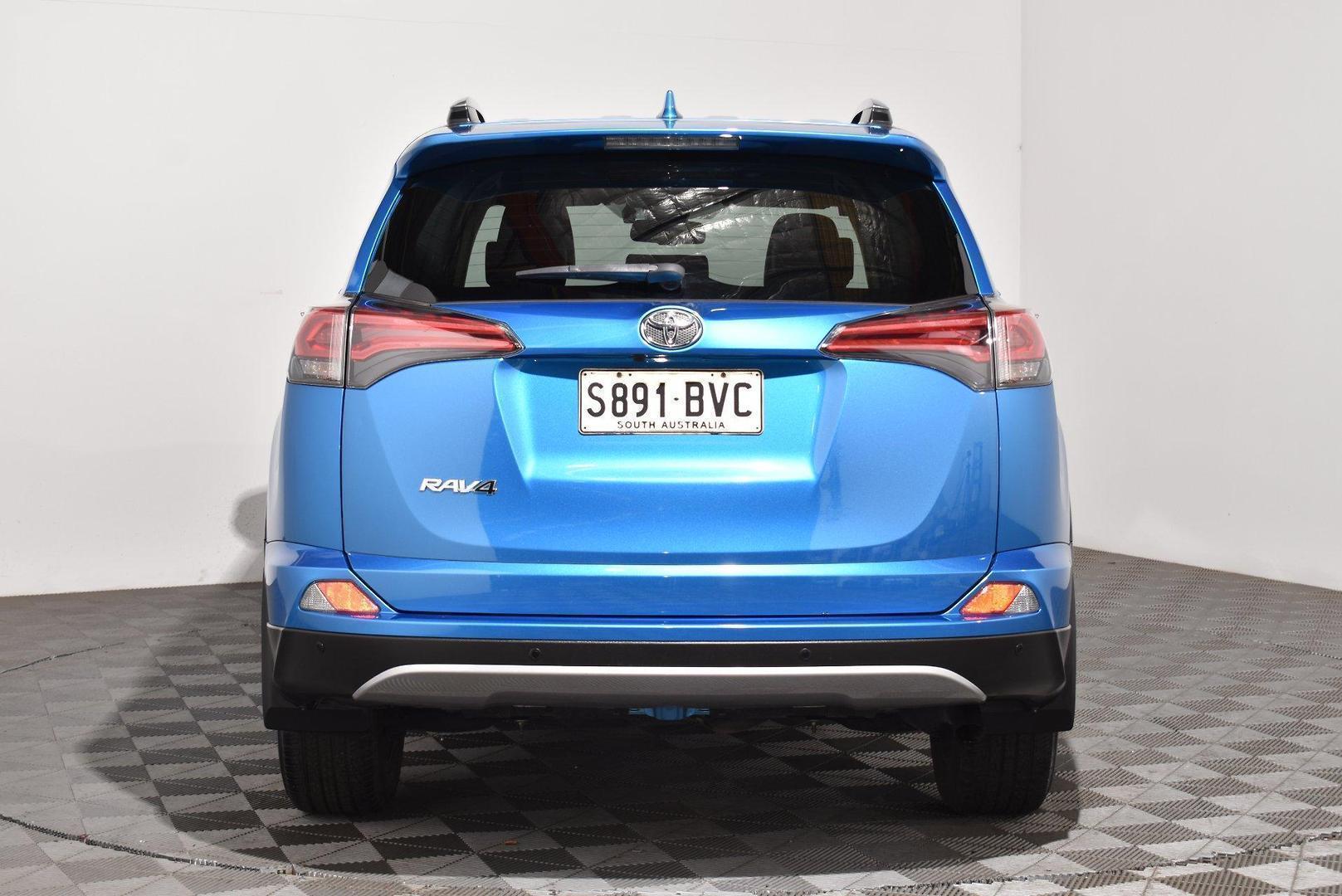 2018 Toyota RAV4 GXL — photo 4