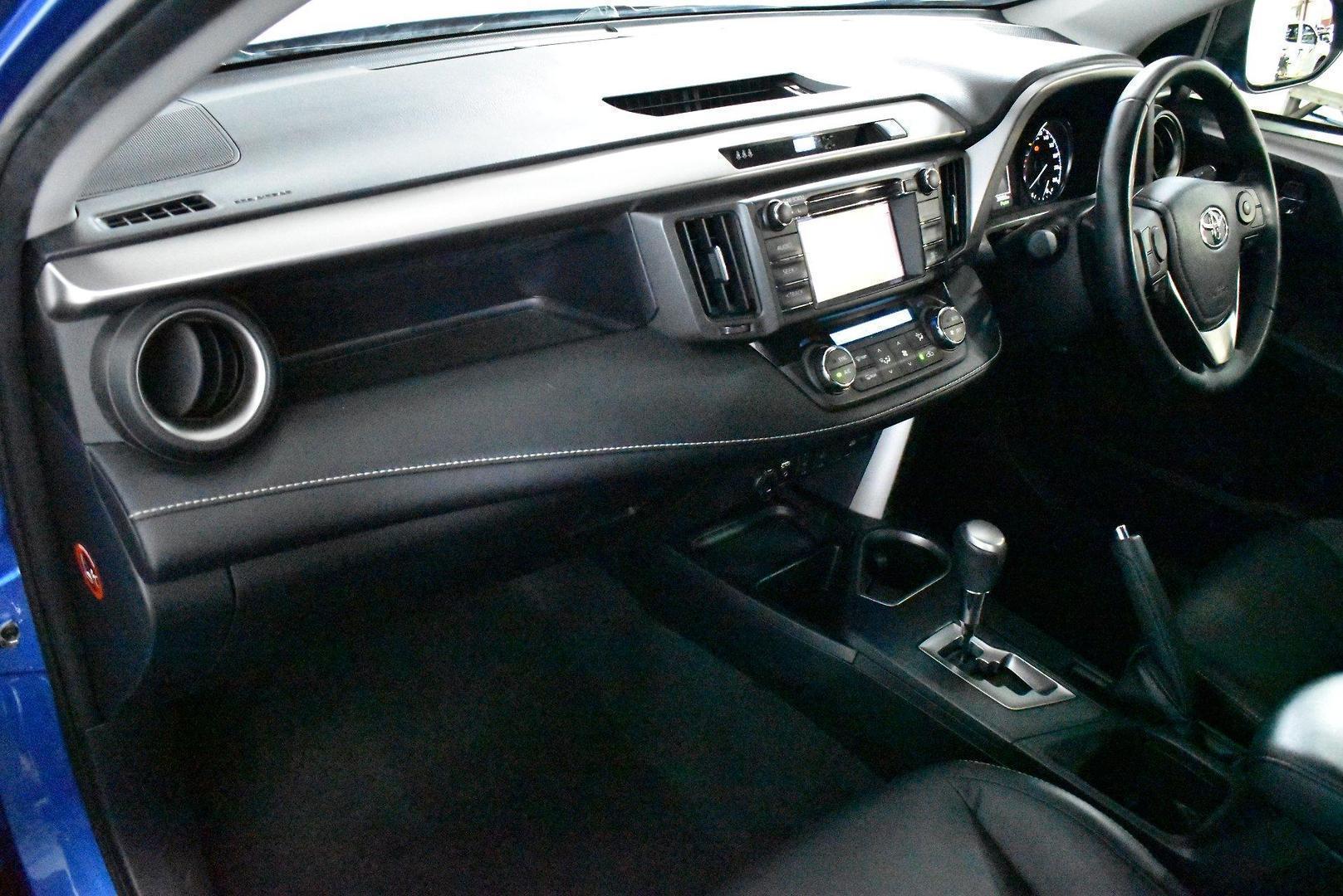 2018 Toyota RAV4 GXL — photo 6