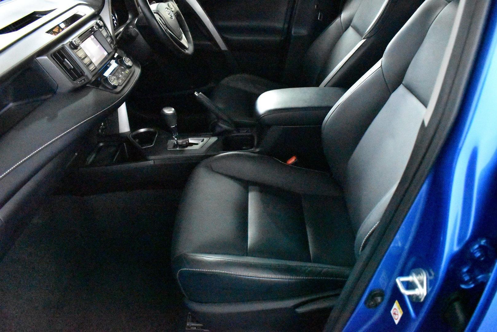 2018 Toyota RAV4 GXL — photo 7