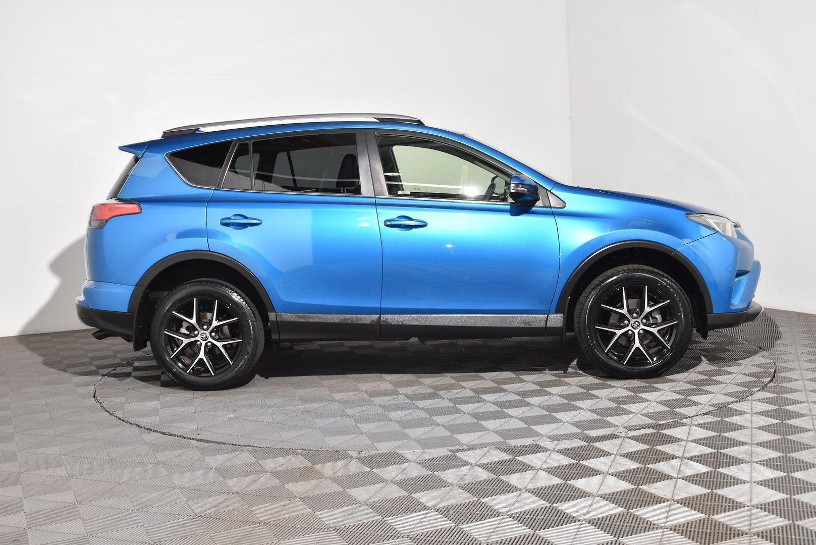 2018 Toyota RAV4 GXL — photo 9