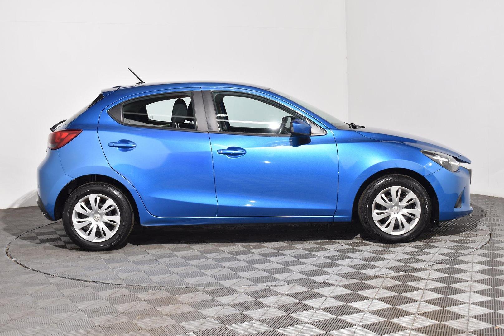 2016 Mazda 2 Neo — photo 10
