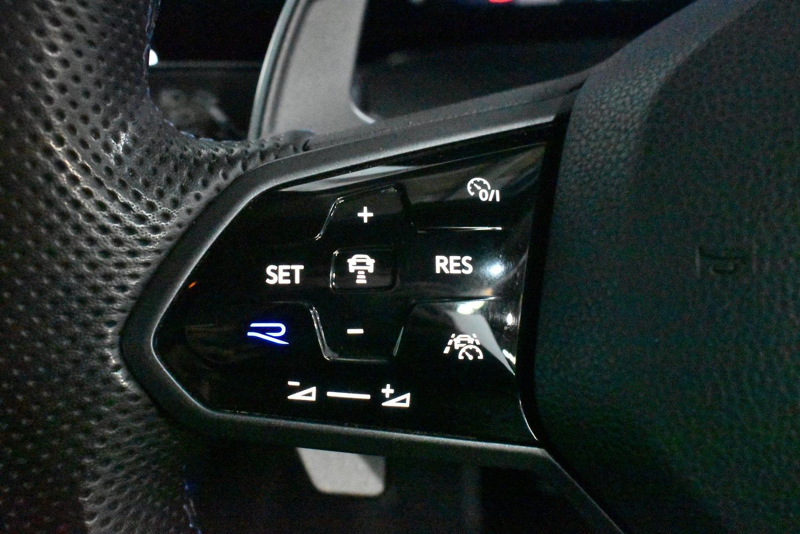 2022 Volkswagen Golf R — photo 21