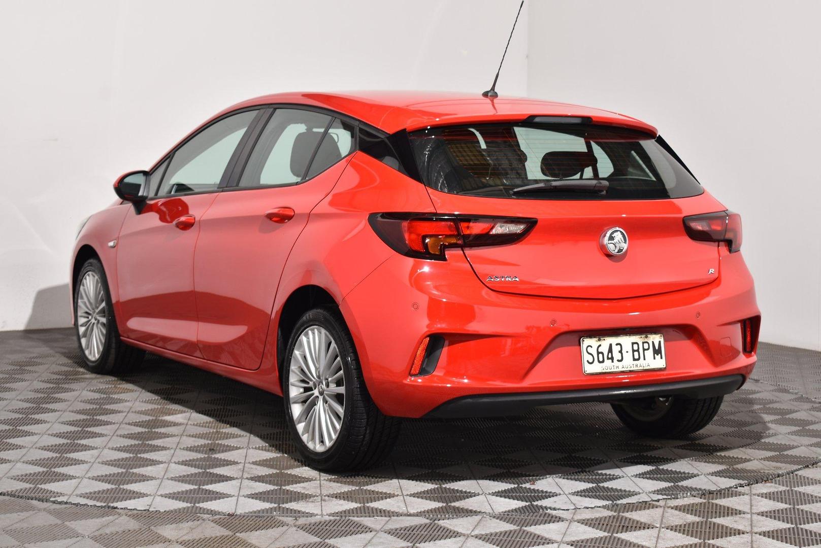 2016 Holden Astra R — photo 2