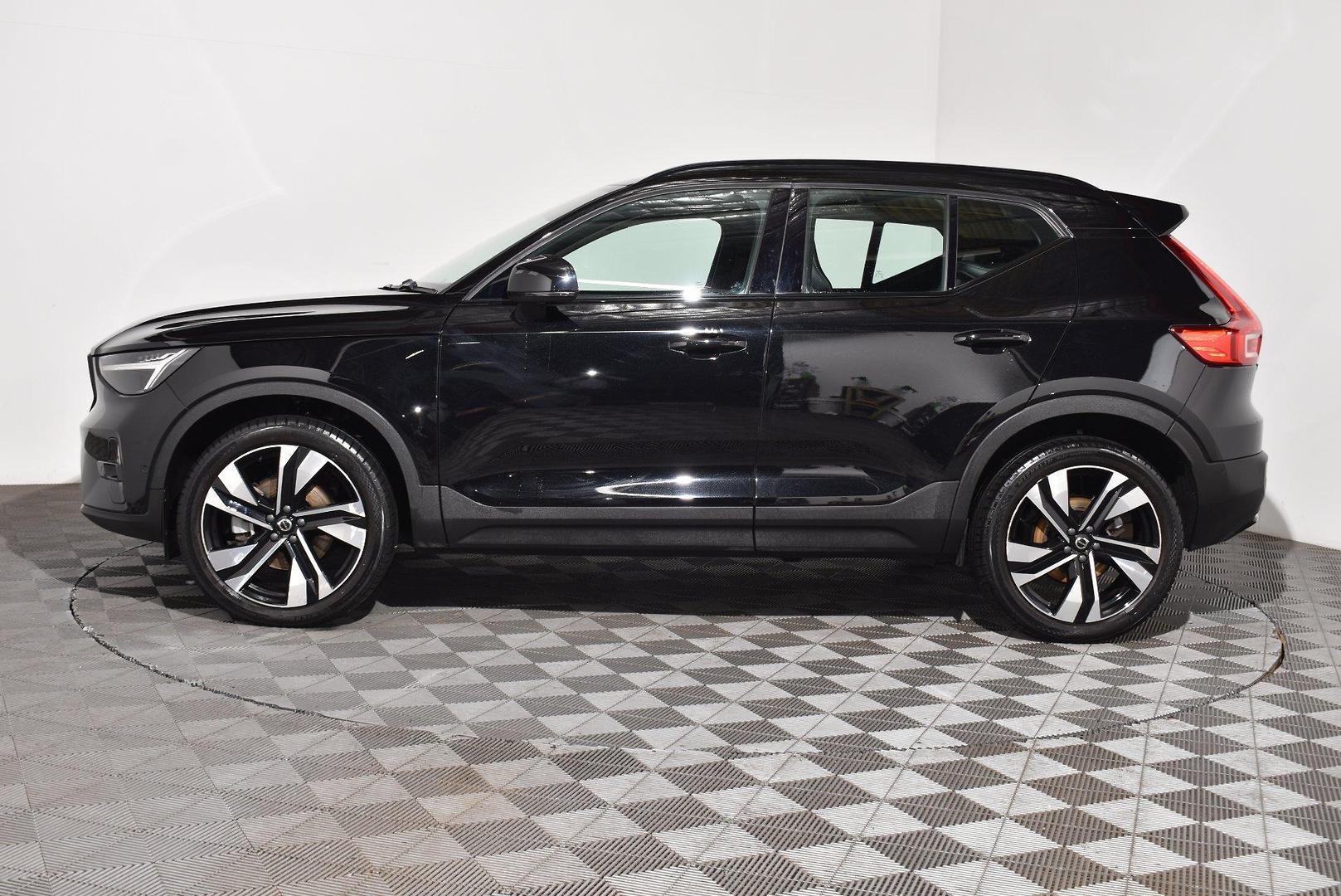 2022 Volvo XC40 Ultimate B5 Dark — photo 10