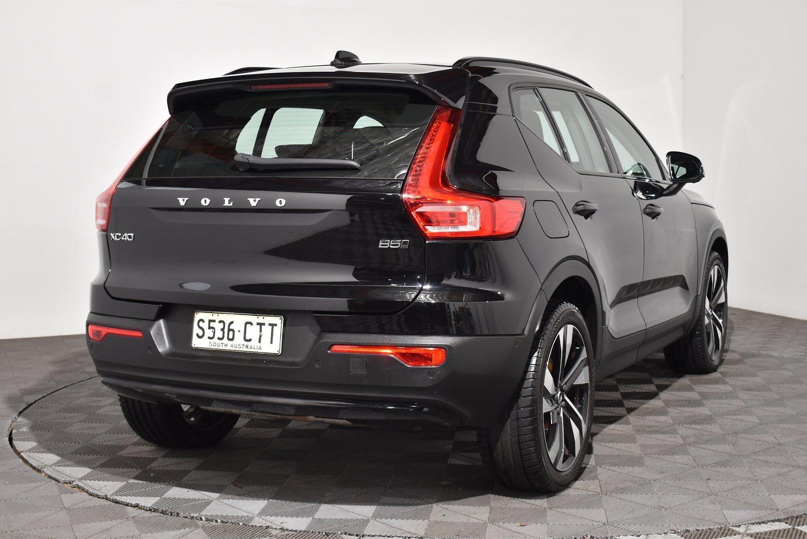 2022 Volvo XC40 Ultimate B5 Dark — photo 13