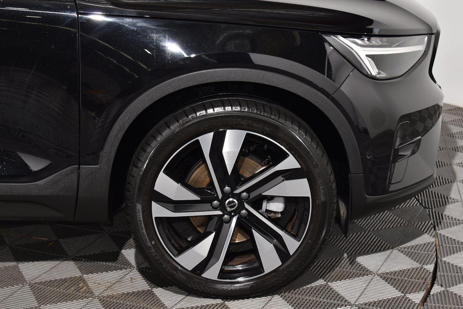 2022 Volvo XC40 Ultimate B5 Dark — photo 17