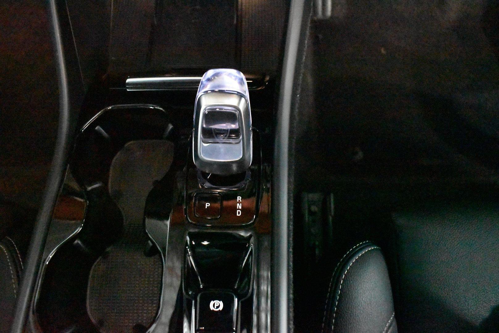 2022 Volvo XC40 Ultimate B5 Dark — photo 19
