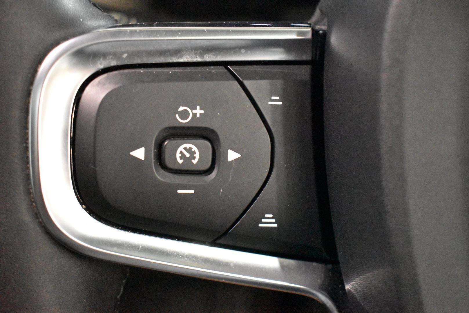 2022 Volvo XC40 Ultimate B5 Dark — photo 20
