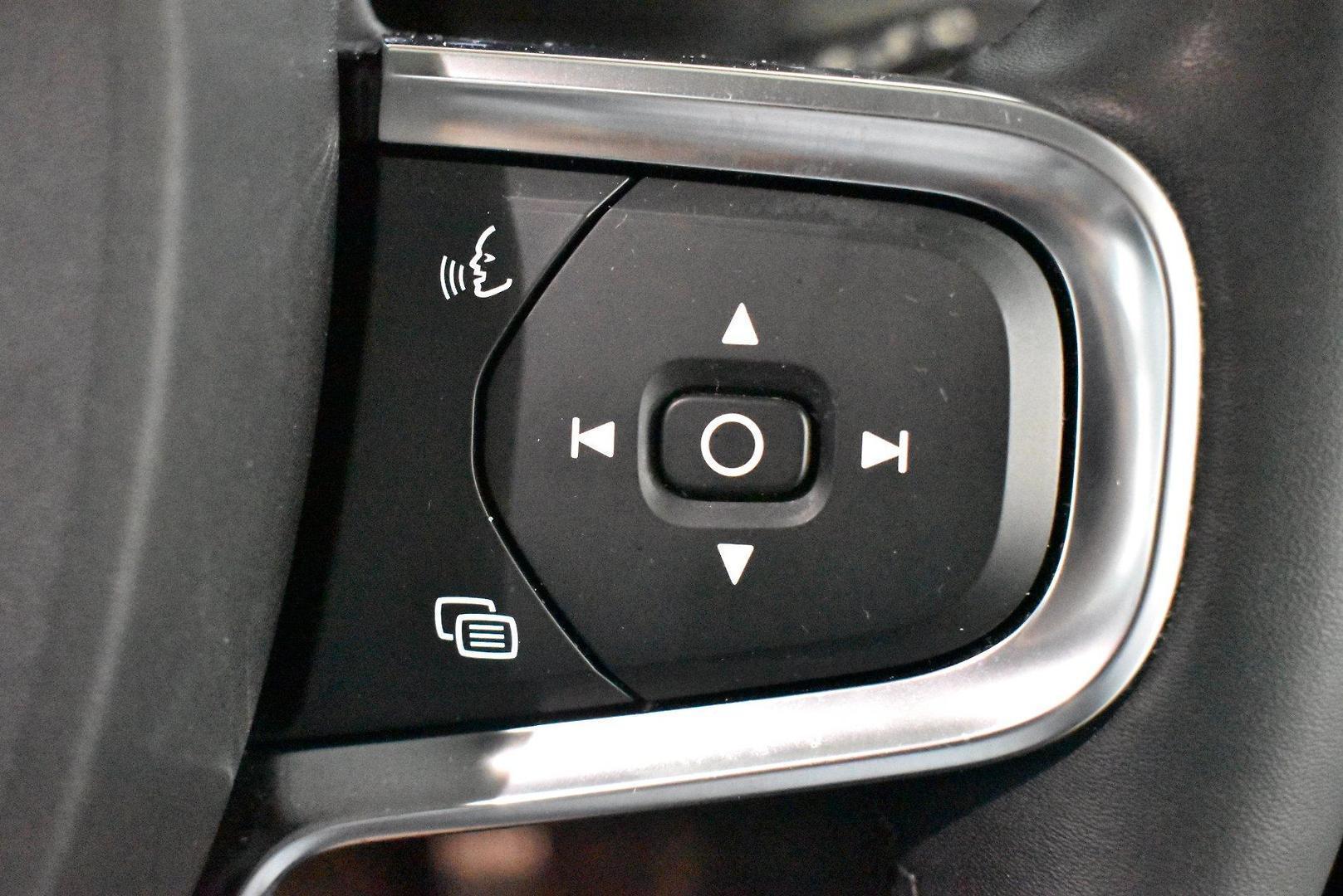 2022 Volvo XC40 Ultimate B5 Dark — photo 21