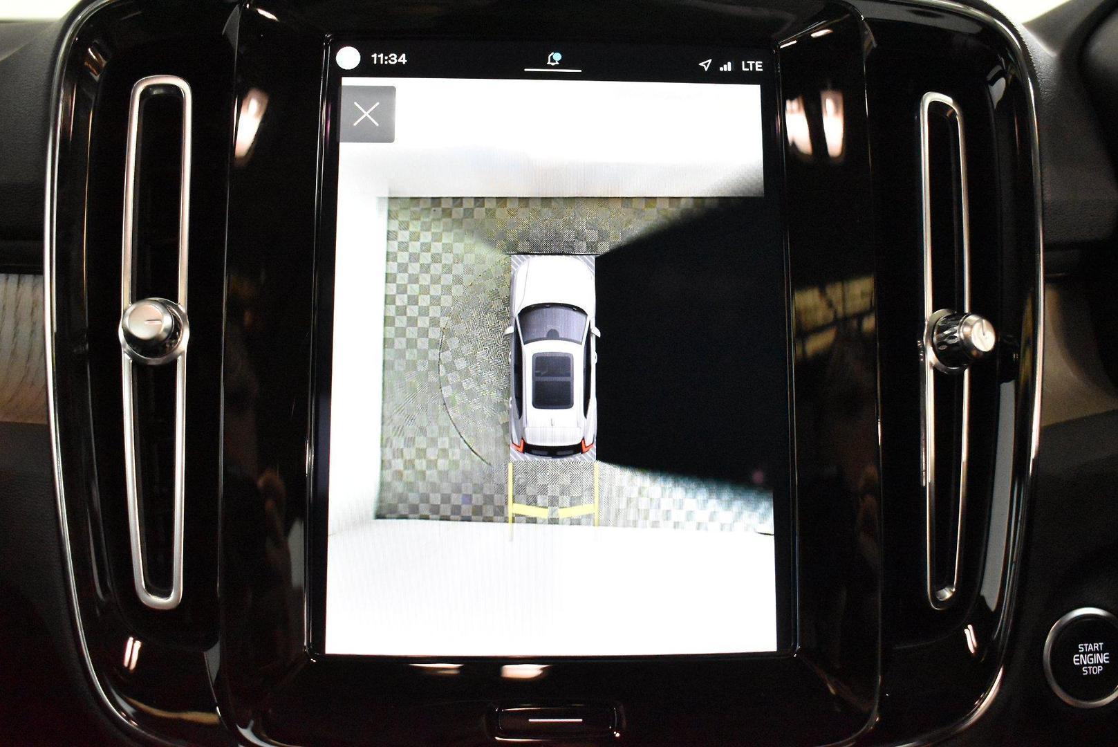 2022 Volvo XC40 Ultimate B5 Dark — photo 23