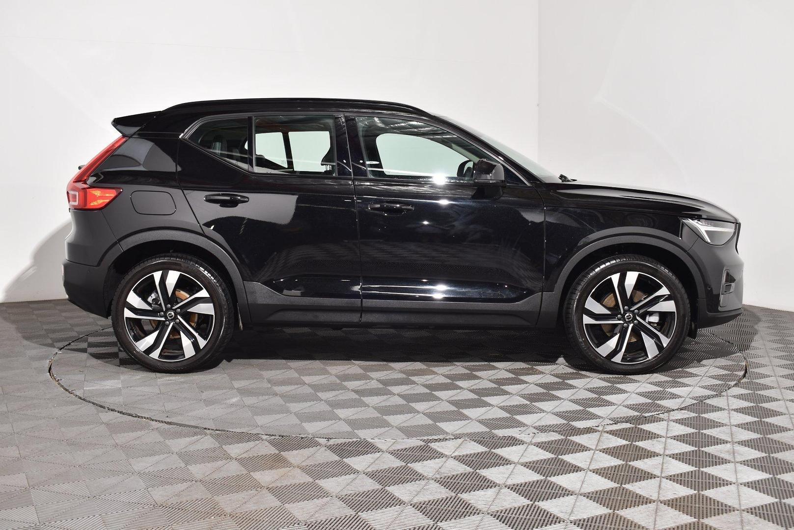 2022 Volvo XC40 Ultimate B5 Dark — photo 9