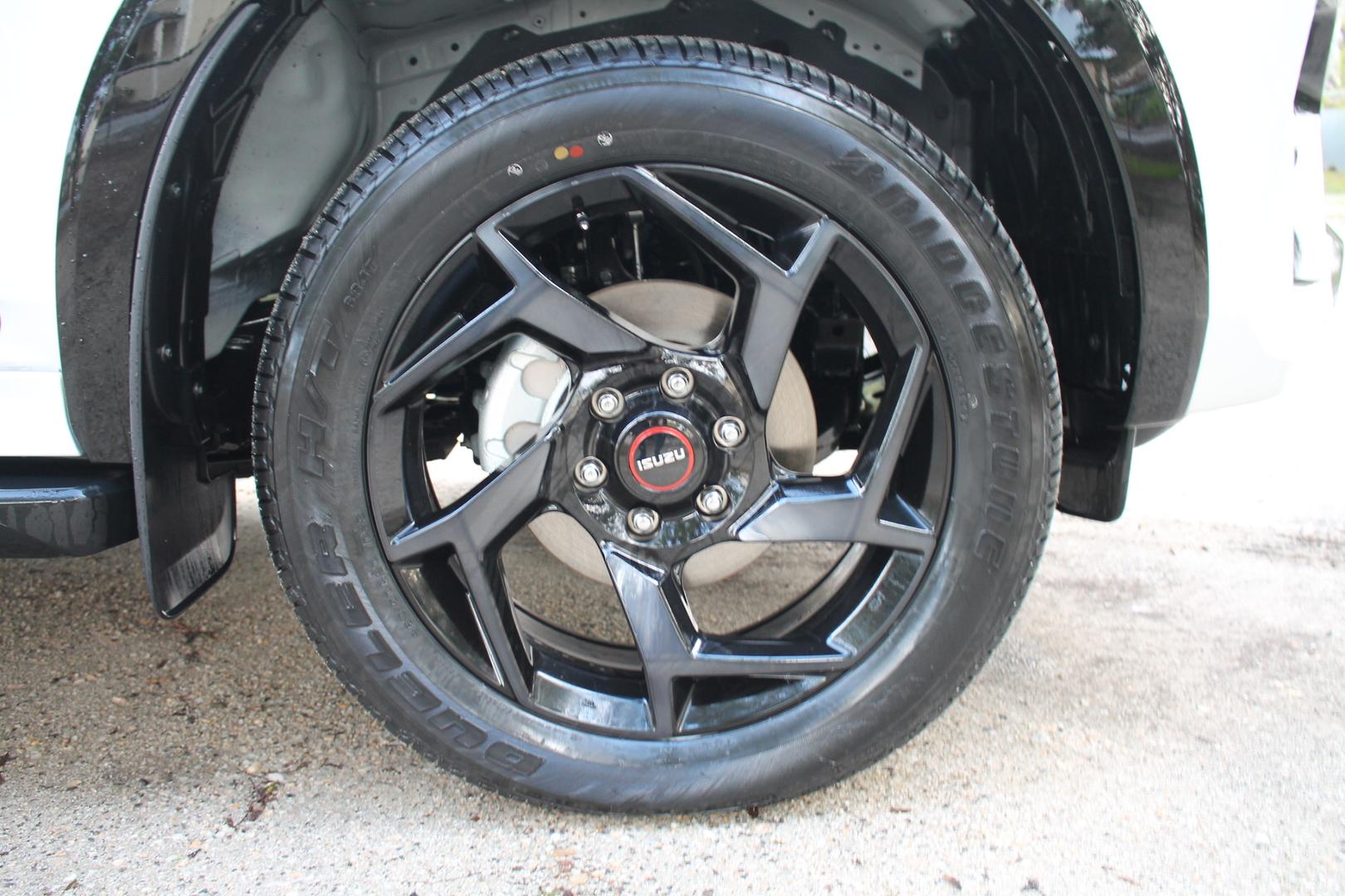 2025 Isuzu MU-X XTERRAIN — photo 12