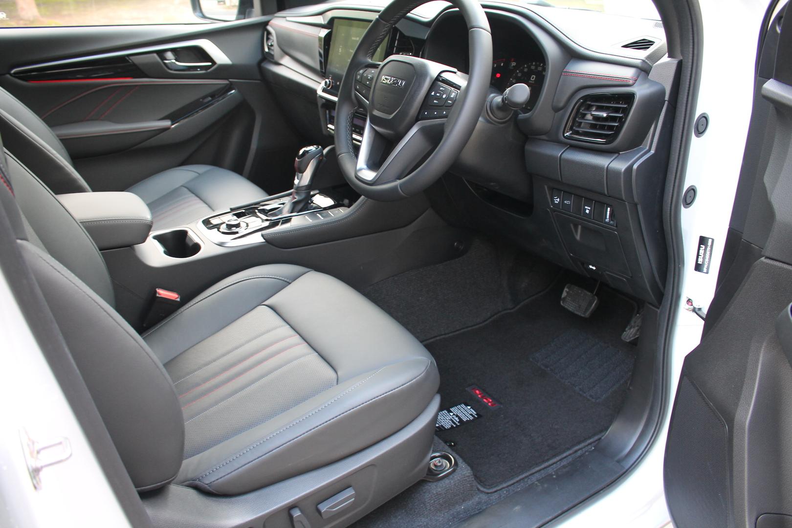 2025 Isuzu MU-X XTERRAIN — photo 18