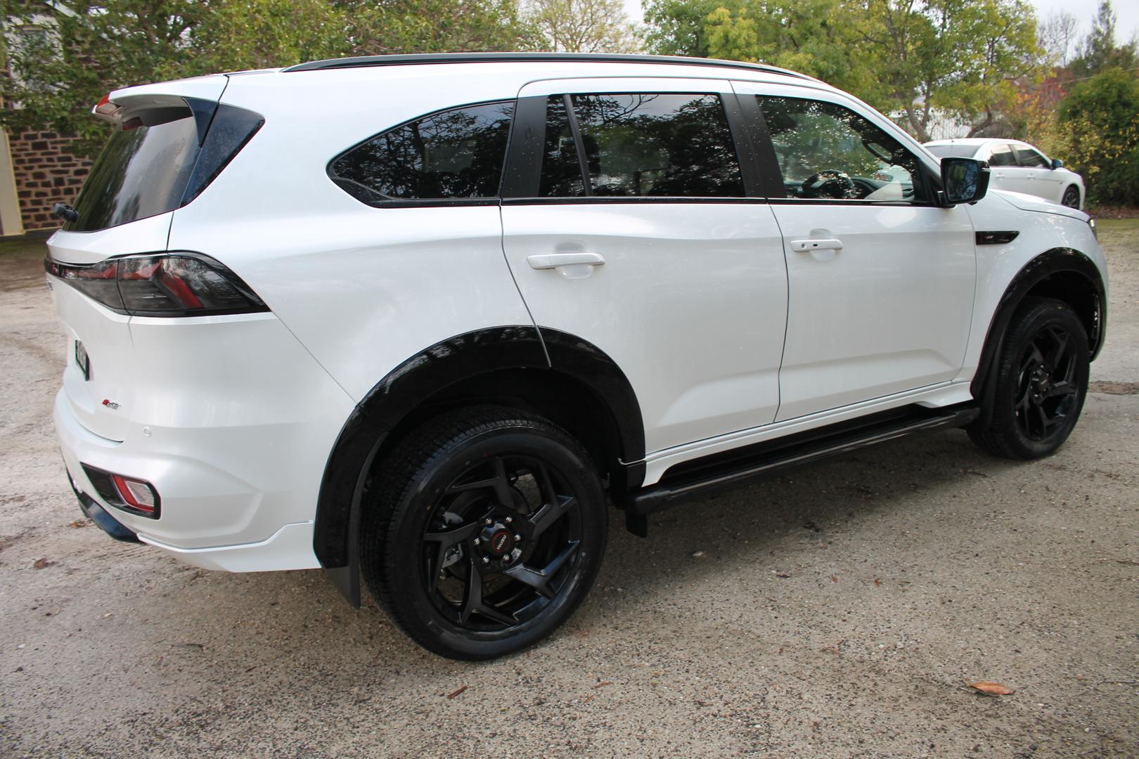2025 Isuzu MU-X XTERRAIN — photo 6