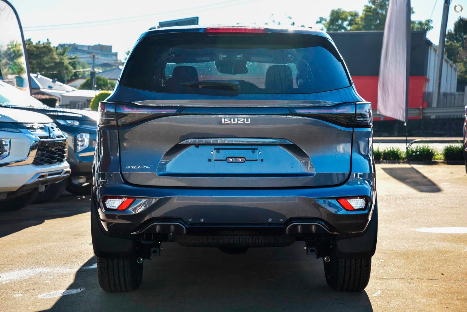 2025 Isuzu MU-X LST — photo 3