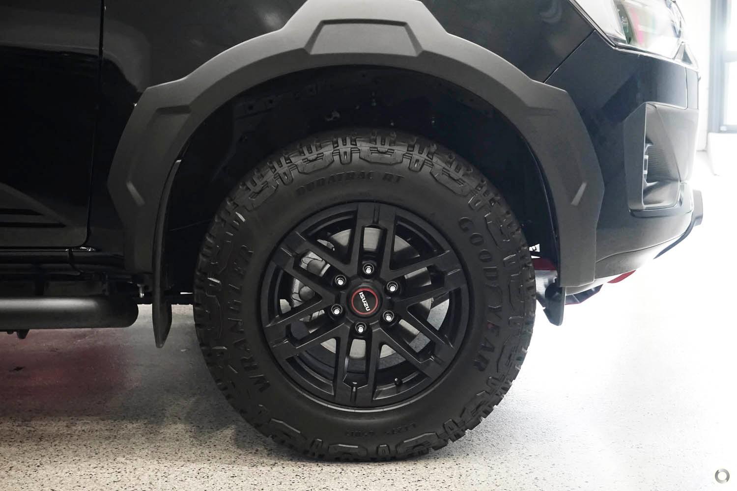 2025 Isuzu D-MAX BLADE — photo 10