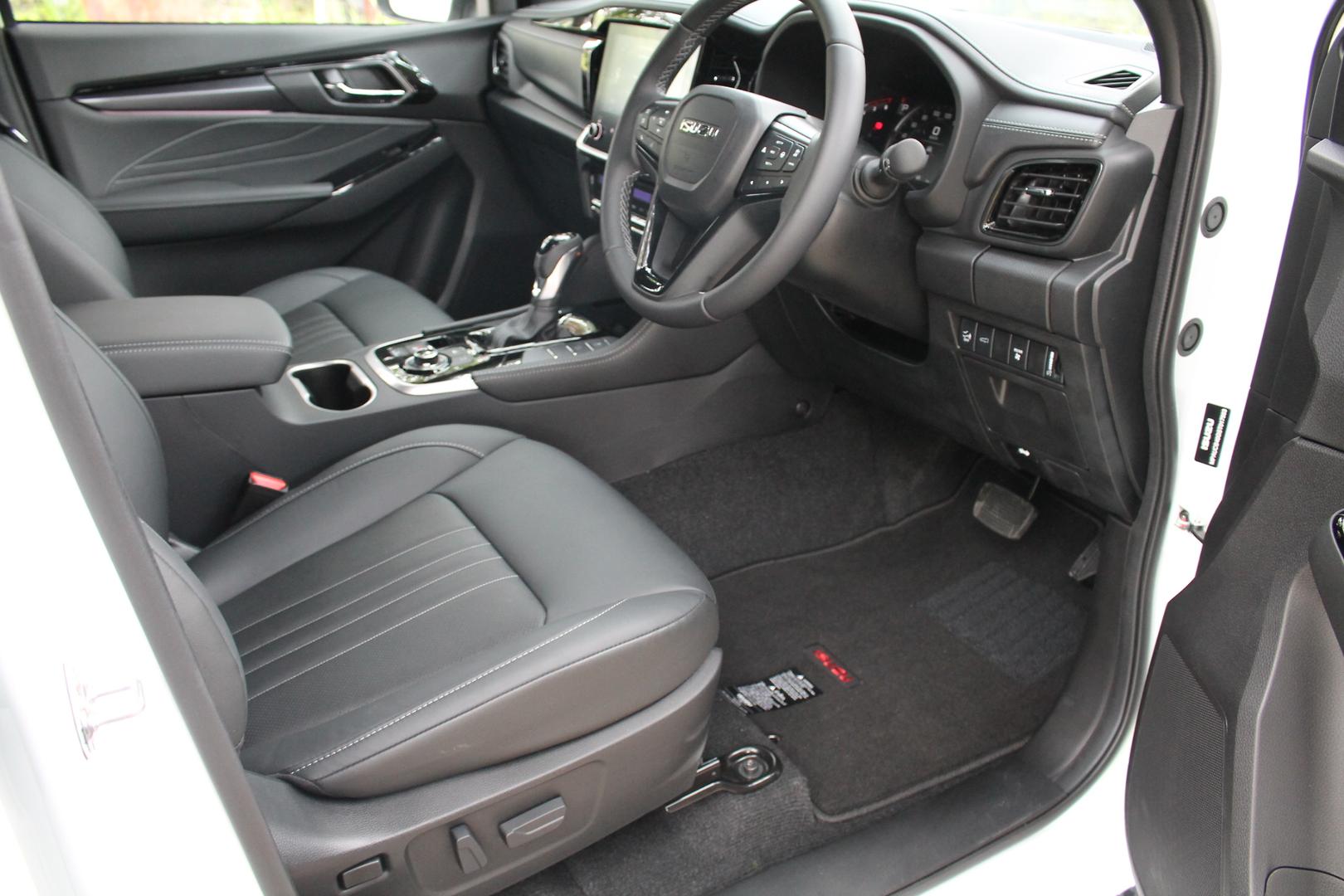 2025 Isuzu MU-X LST — photo 16