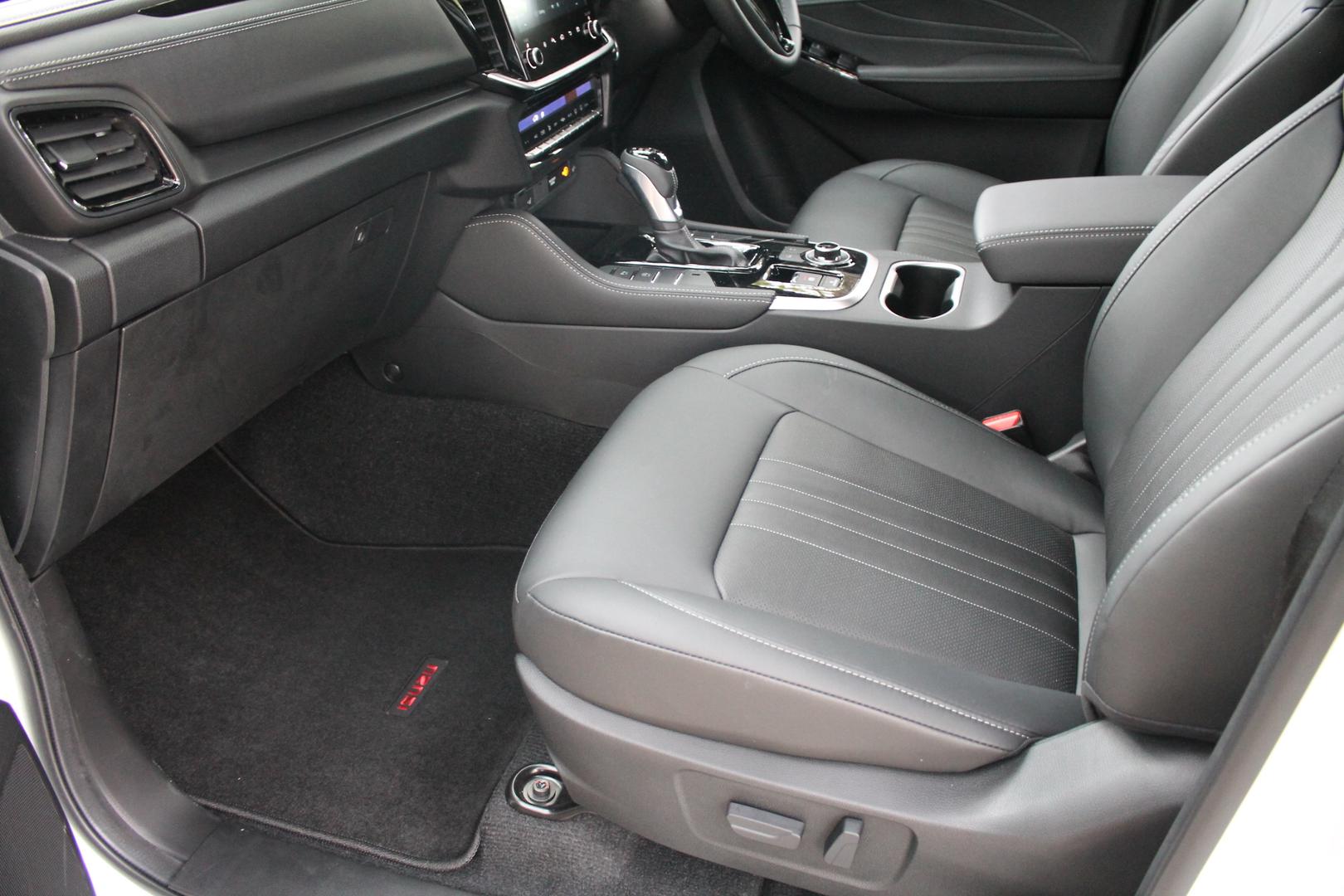 2025 Isuzu MU-X LST — photo 18