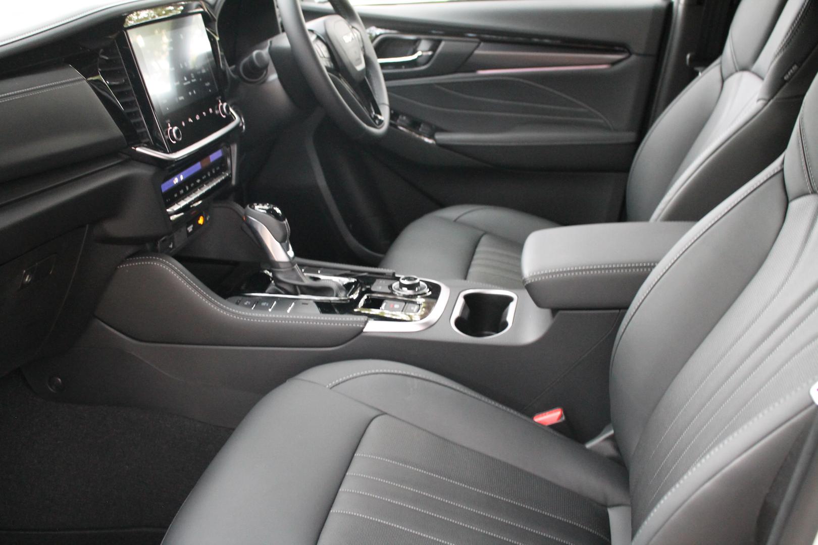 2025 Isuzu MU-X LST — photo 19