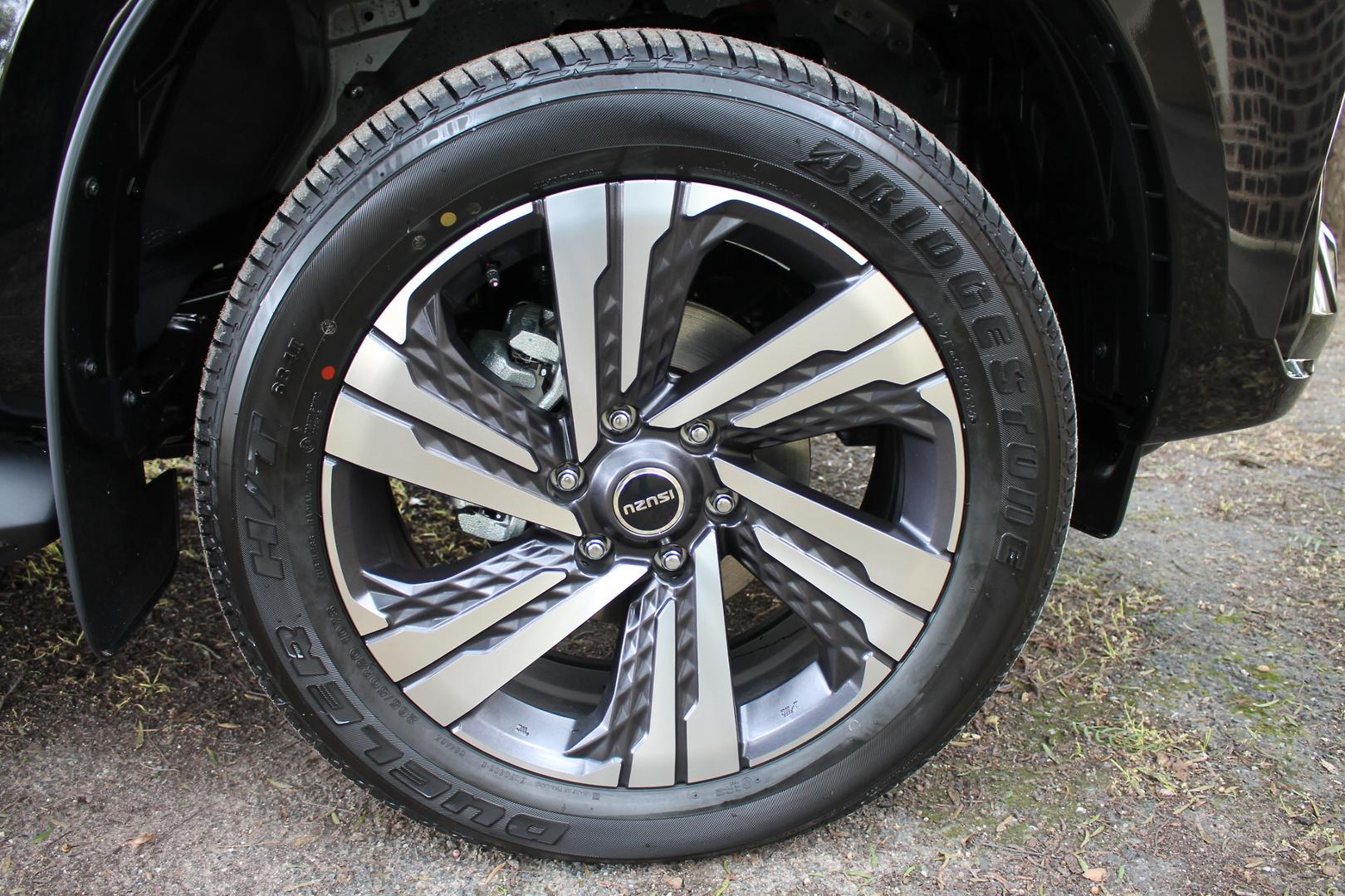2025 Isuzu MU-X LST — photo 18