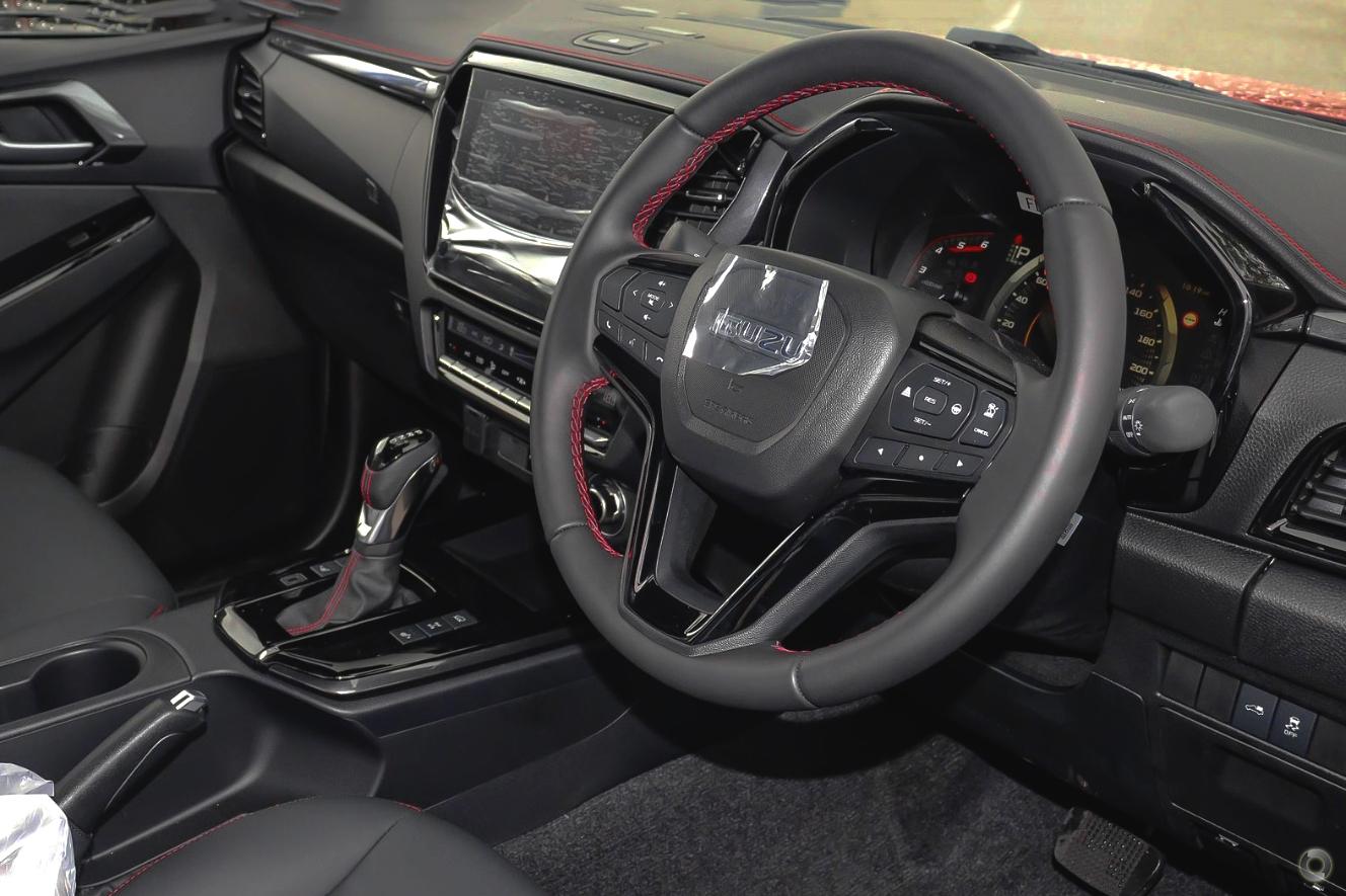 2025 Isuzu D-MAX XTERRAIN — photo 7