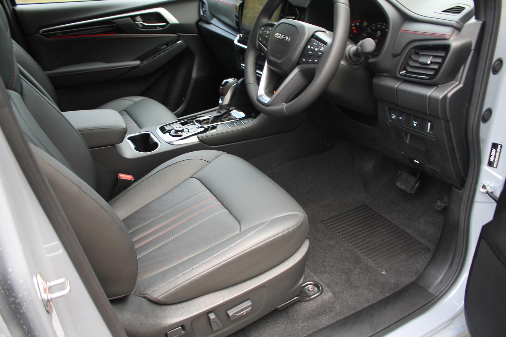 2025 Isuzu MU-X XTERRAIN — photo 14