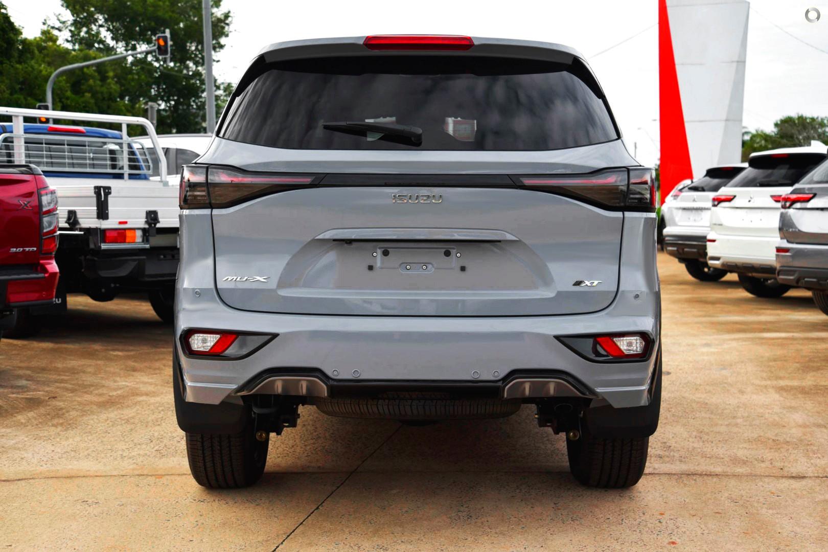 2025 Isuzu MU-X XTERRAIN — photo 3