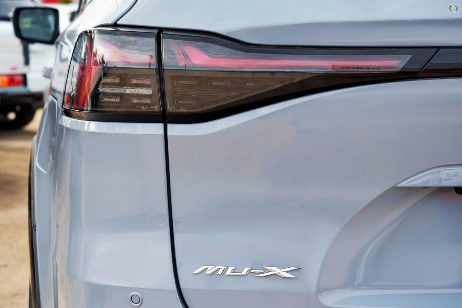 2025 Isuzu MU-X XTERRAIN — photo 9