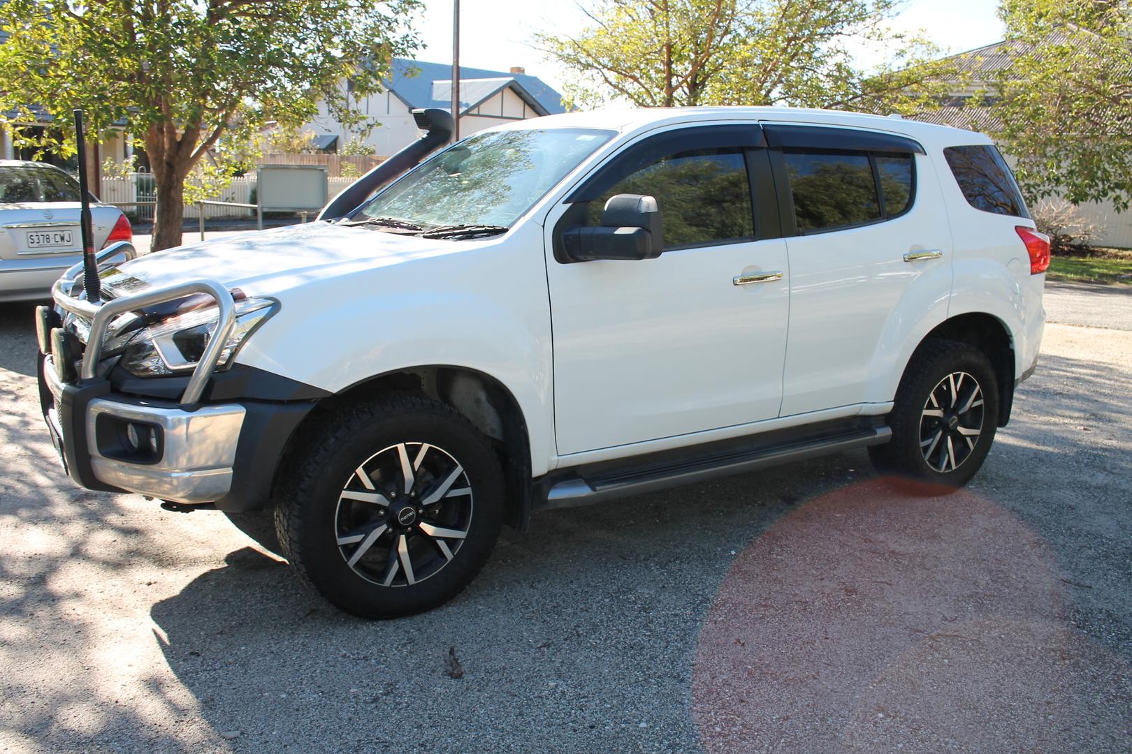 2019 Isuzu MU-X LSU — photo 5