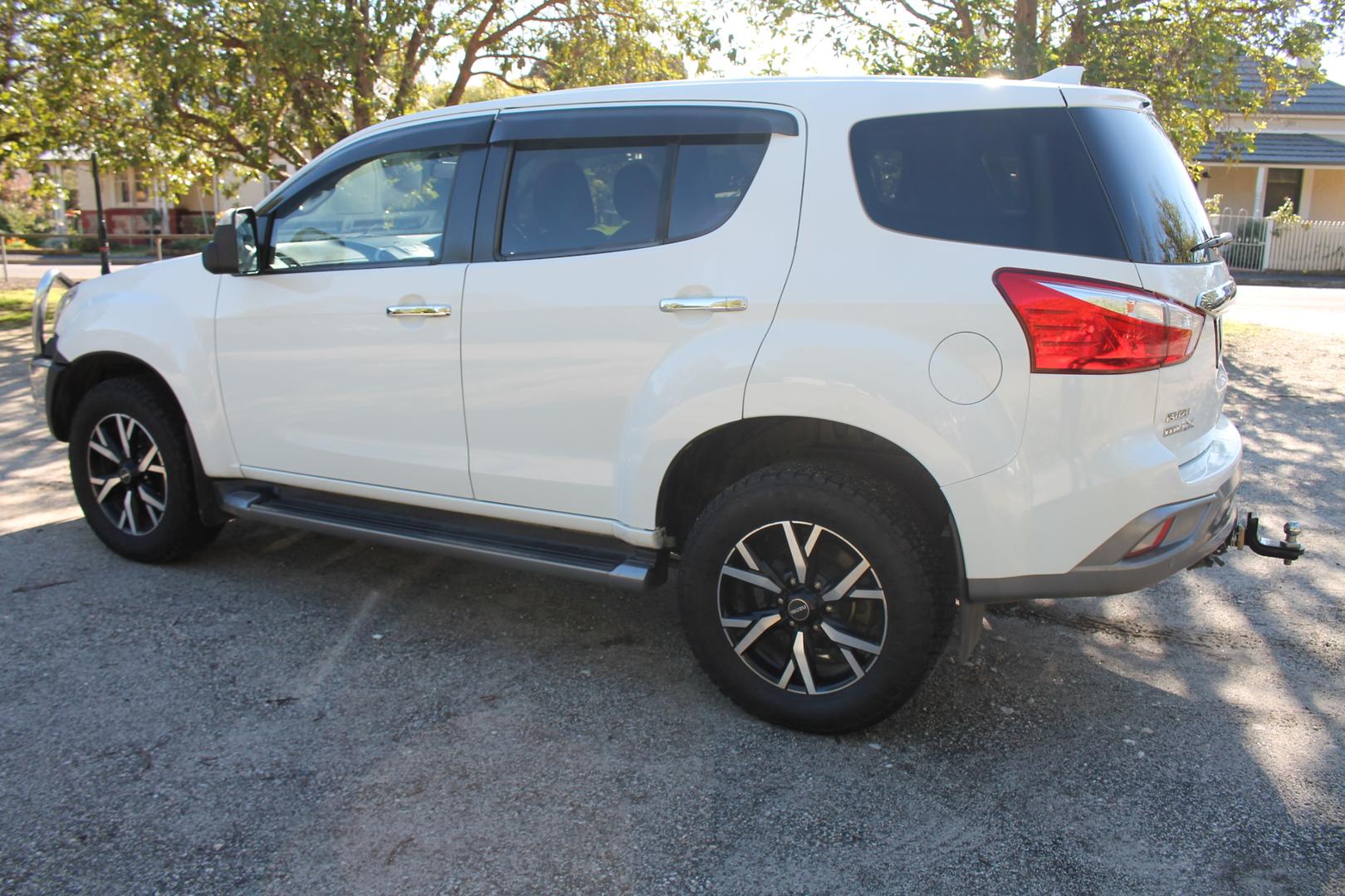 2019 Isuzu MU-X LSU — photo 6