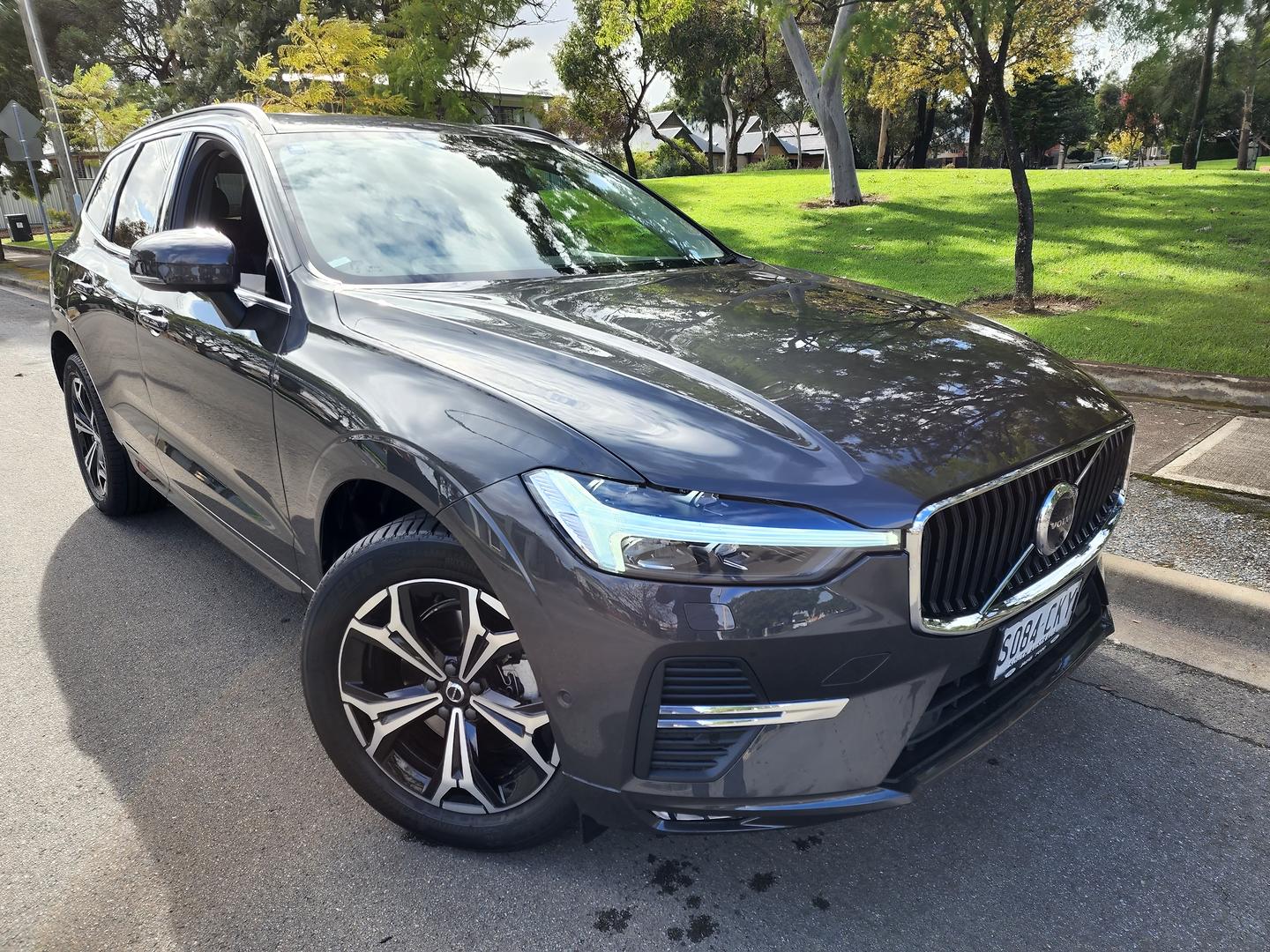 2021 Volvo XC60 B5 Momentum — photo 1