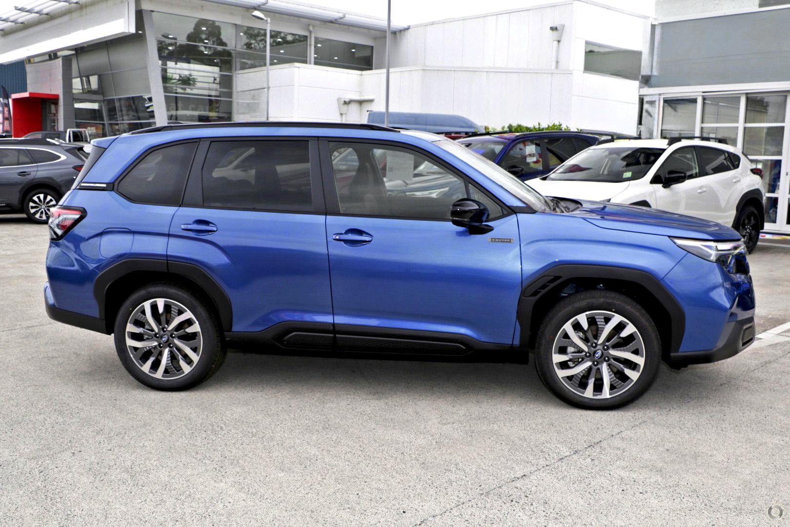 2025 Subaru Forester Hybrid Touring — photo 5