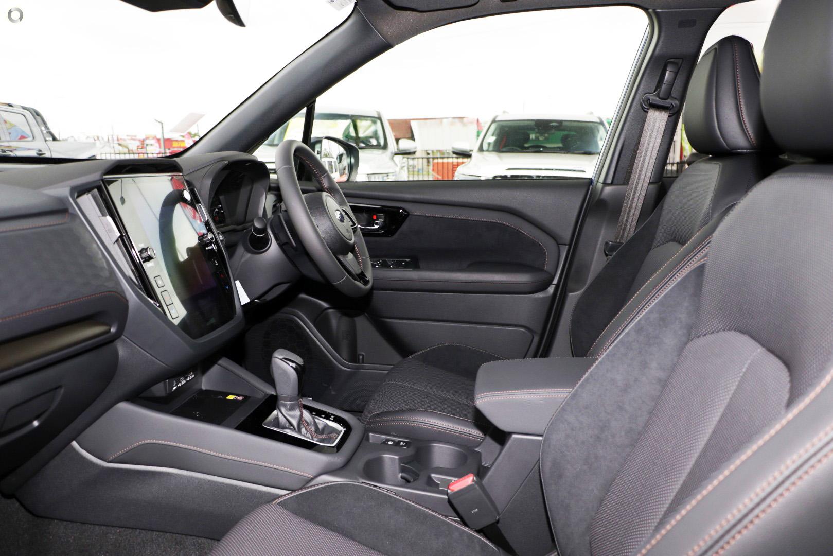 2025 Subaru Forester Hybrid Touring — photo 6