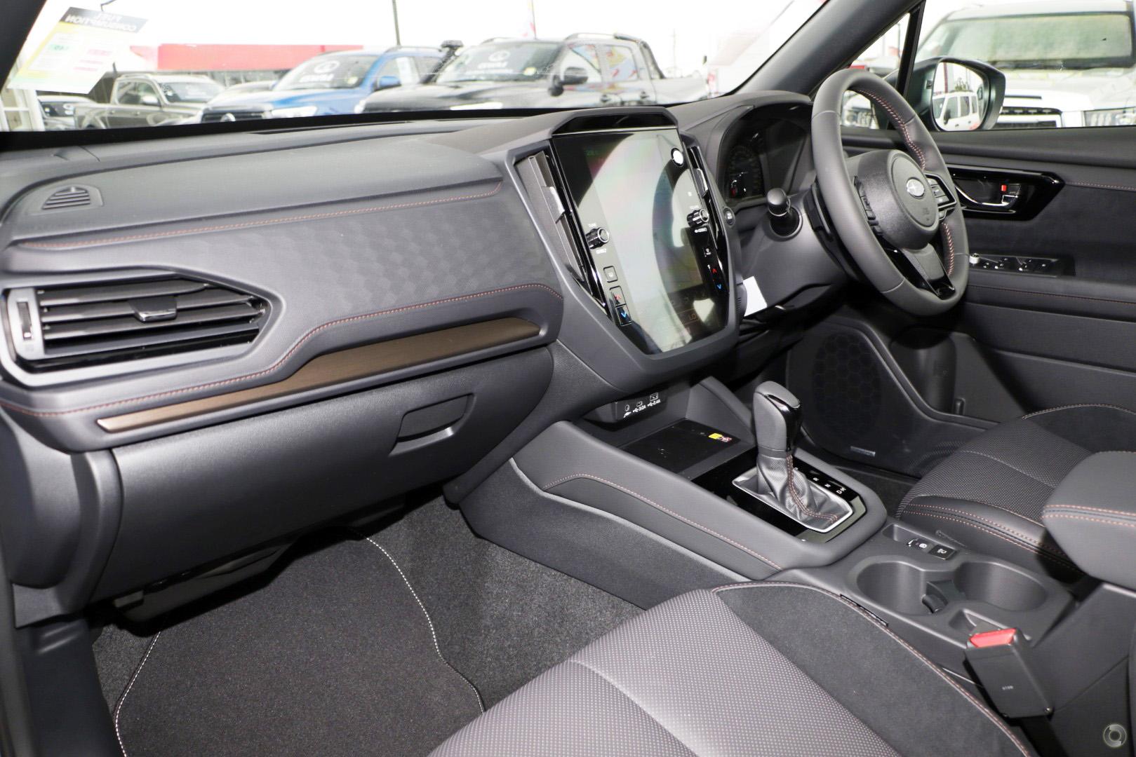 2025 Subaru Forester Hybrid Touring — photo 8