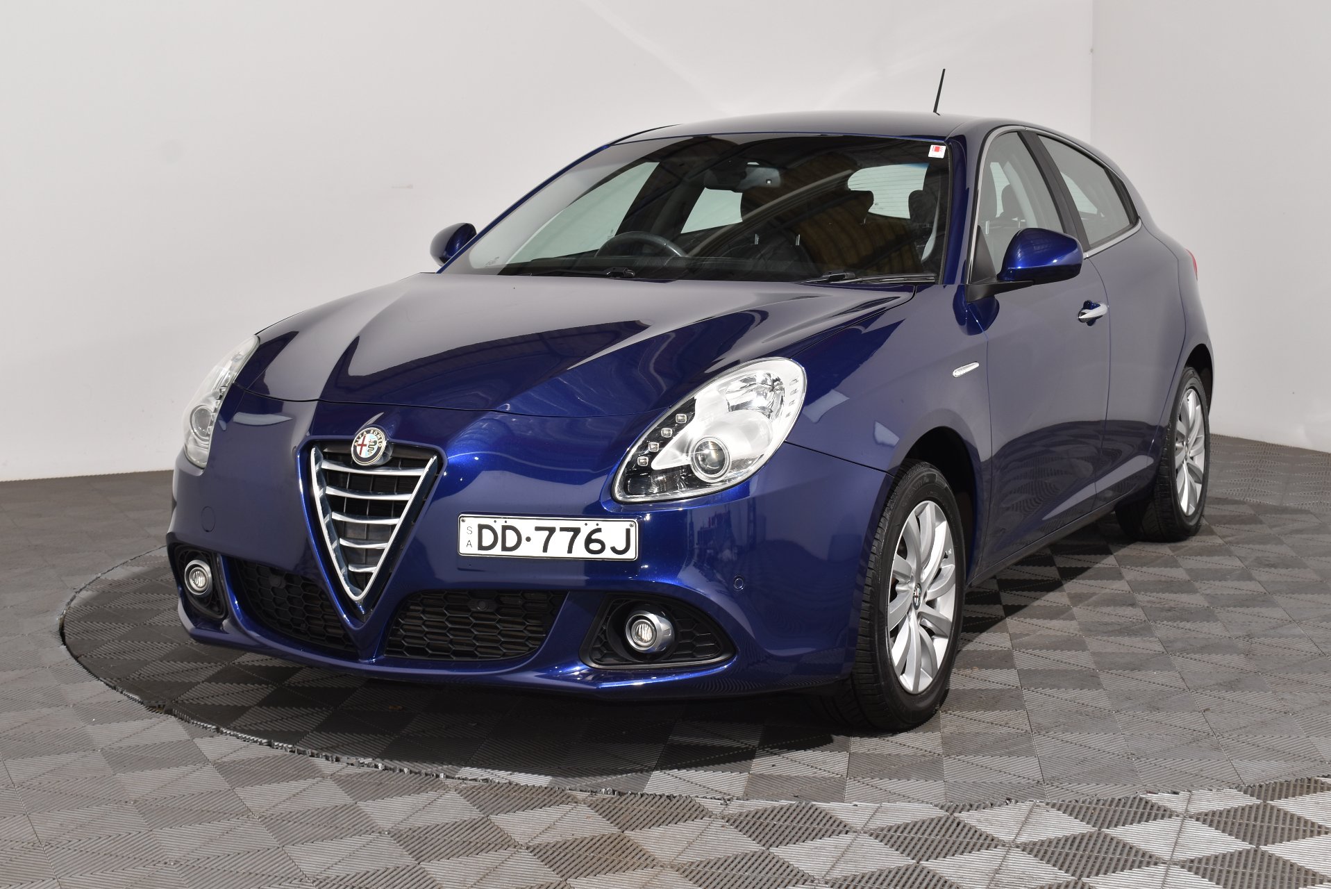 2015 Alfa Romeo Giulietta Distinctive — photo 12