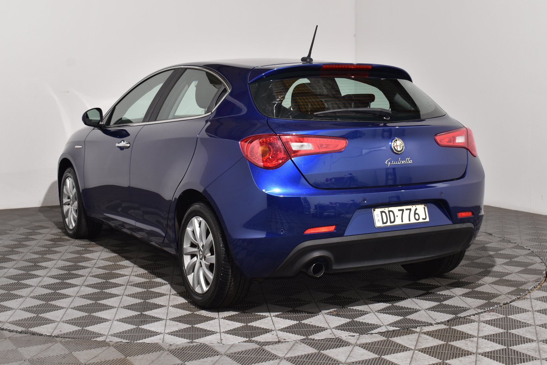 2015 Alfa Romeo Giulietta Distinctive — photo 2