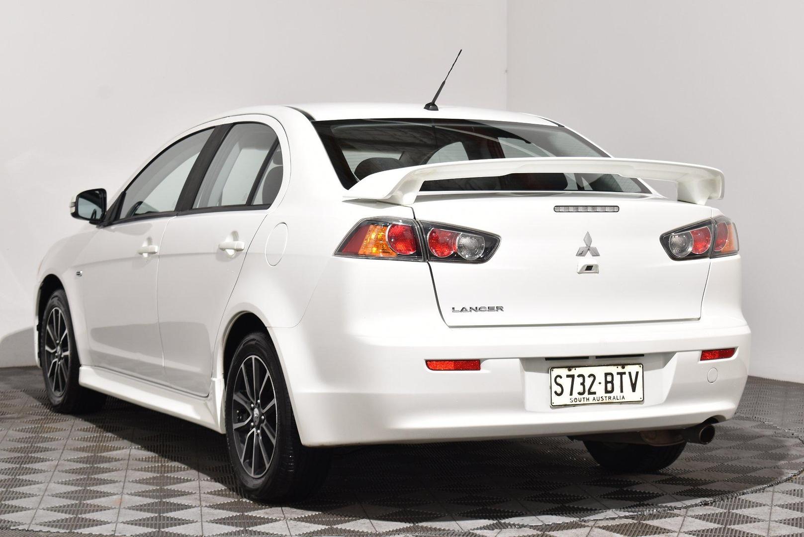 2017 Mitsubishi Lancer ES Sport — photo 2