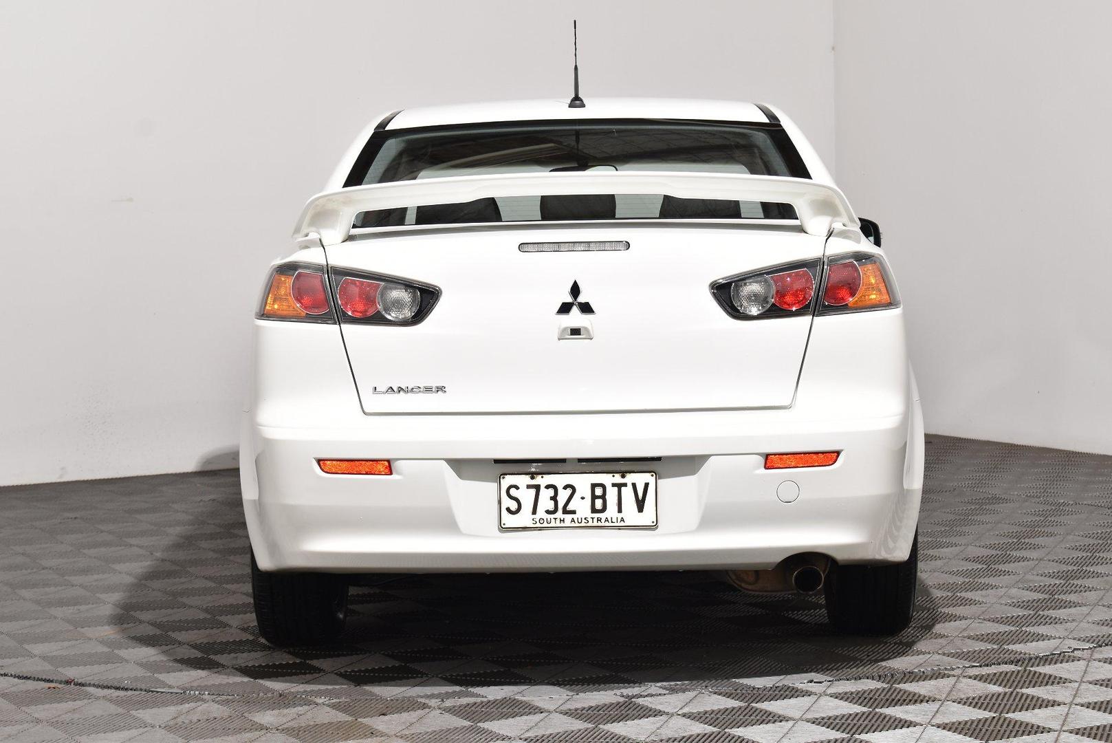 2017 Mitsubishi Lancer ES Sport — photo 4