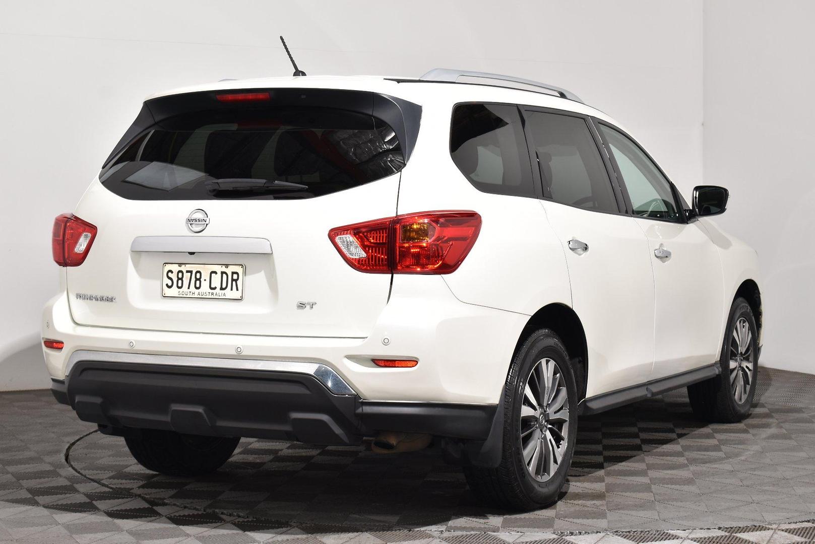 2019 Nissan Pathfinder ST — photo 14