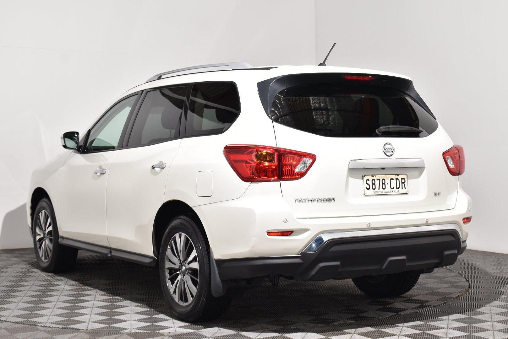 2019 Nissan Pathfinder ST — photo 2