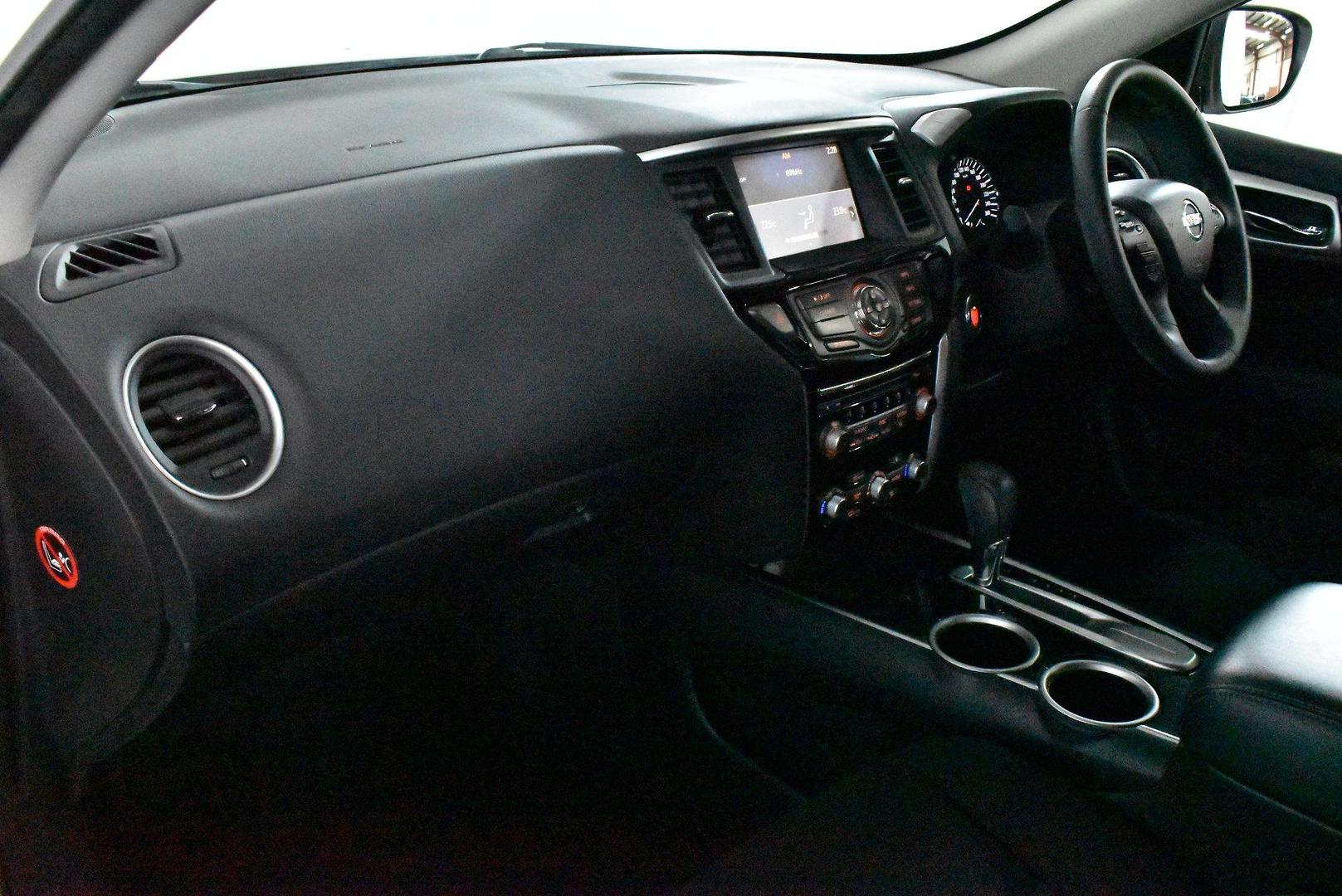 2019 Nissan Pathfinder ST — photo 6