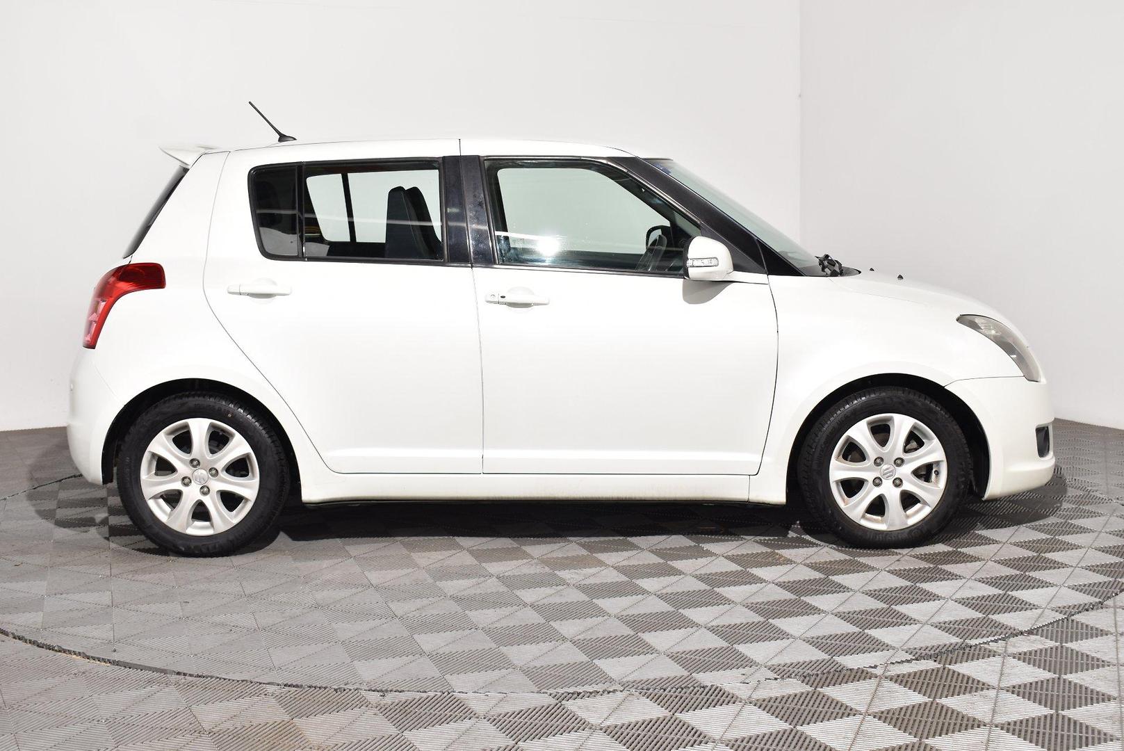 2010 Suzuki Swift RE4 — photo 9