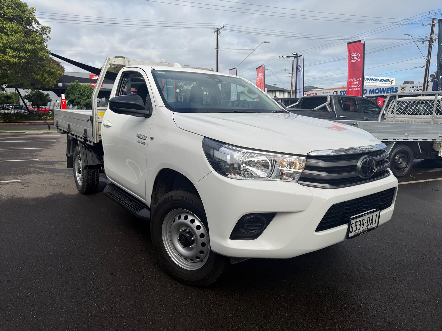 2023 Toyota Hilux SR — photo 1