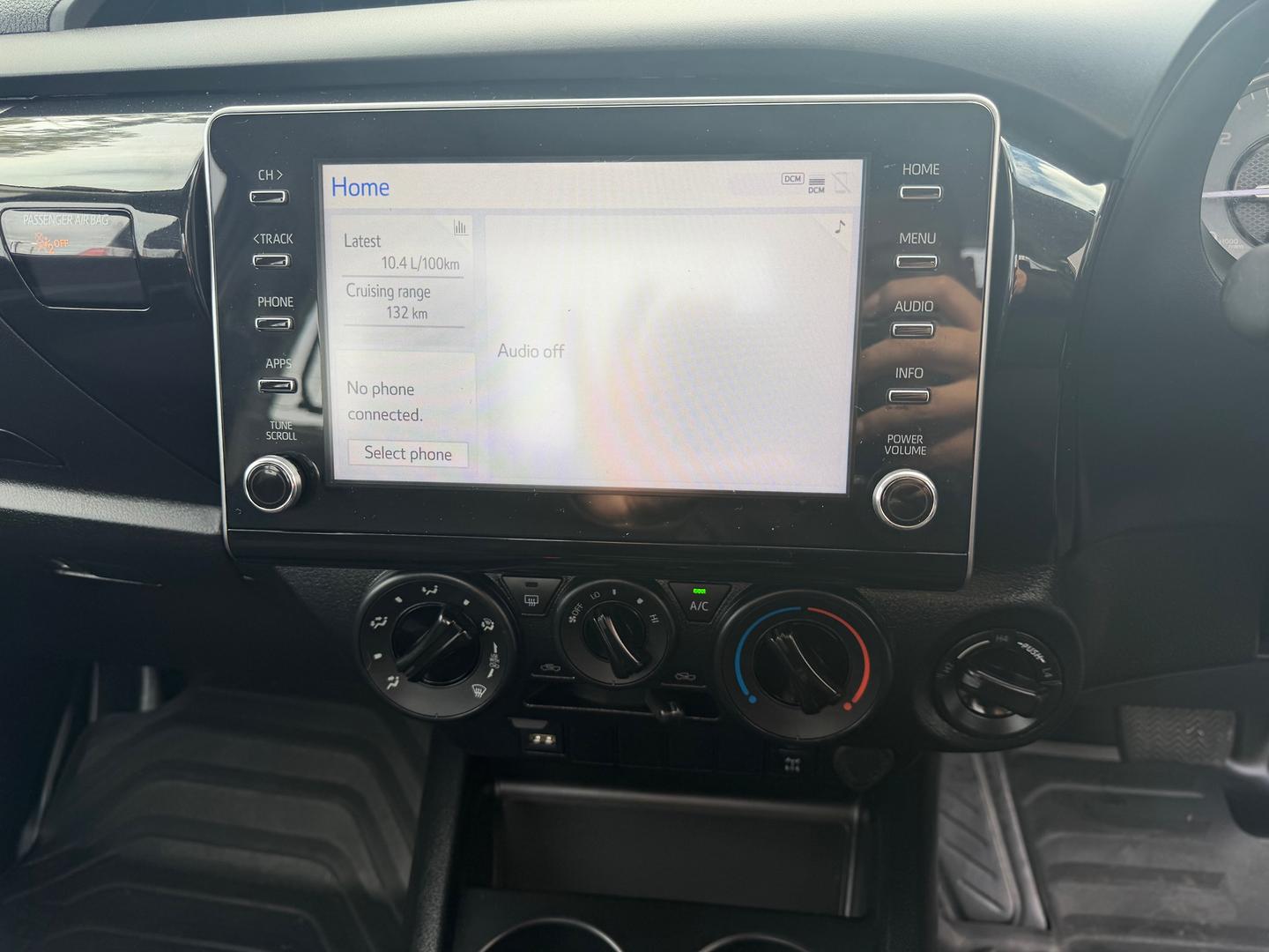 2023 Toyota Hilux SR — photo 11